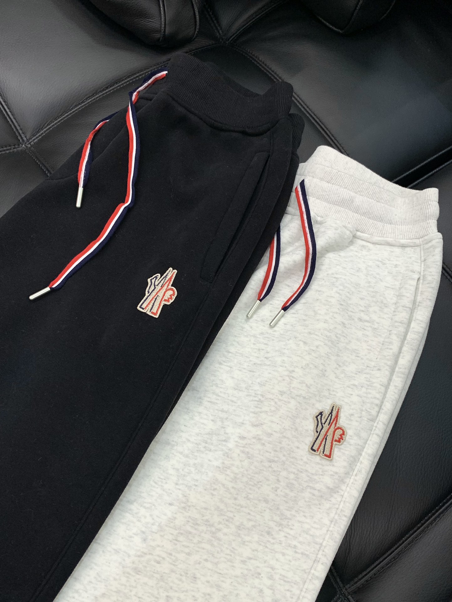 ，蒙口 极简绣标，定制的浅麻灰 和黑色。mon家经典休闲裤……超级舒服摇粒绒内里复合加绒款重磅出品，品质