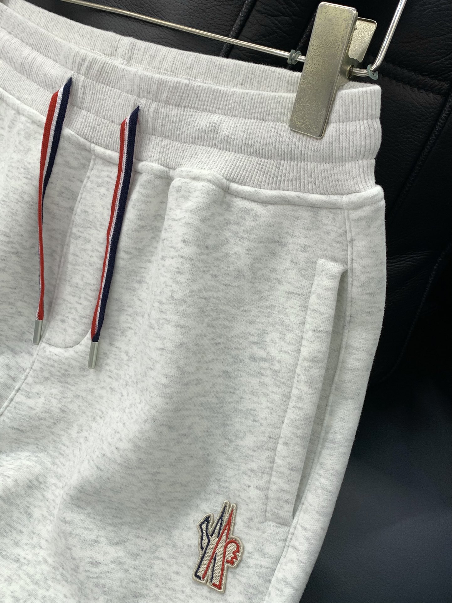 ，蒙口 极简绣标，定制的浅麻灰 和黑色。mon家经典休闲裤……超级舒服摇粒绒内里复合加绒款重磅出品，品质