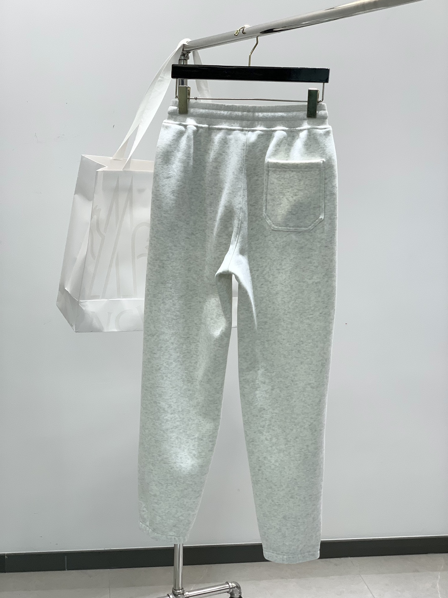 ，蒙口 极简绣标，定制的浅麻灰 和黑色。mon家经典休闲裤……超级舒服摇粒绒内里复合加绒款重磅出品，品质