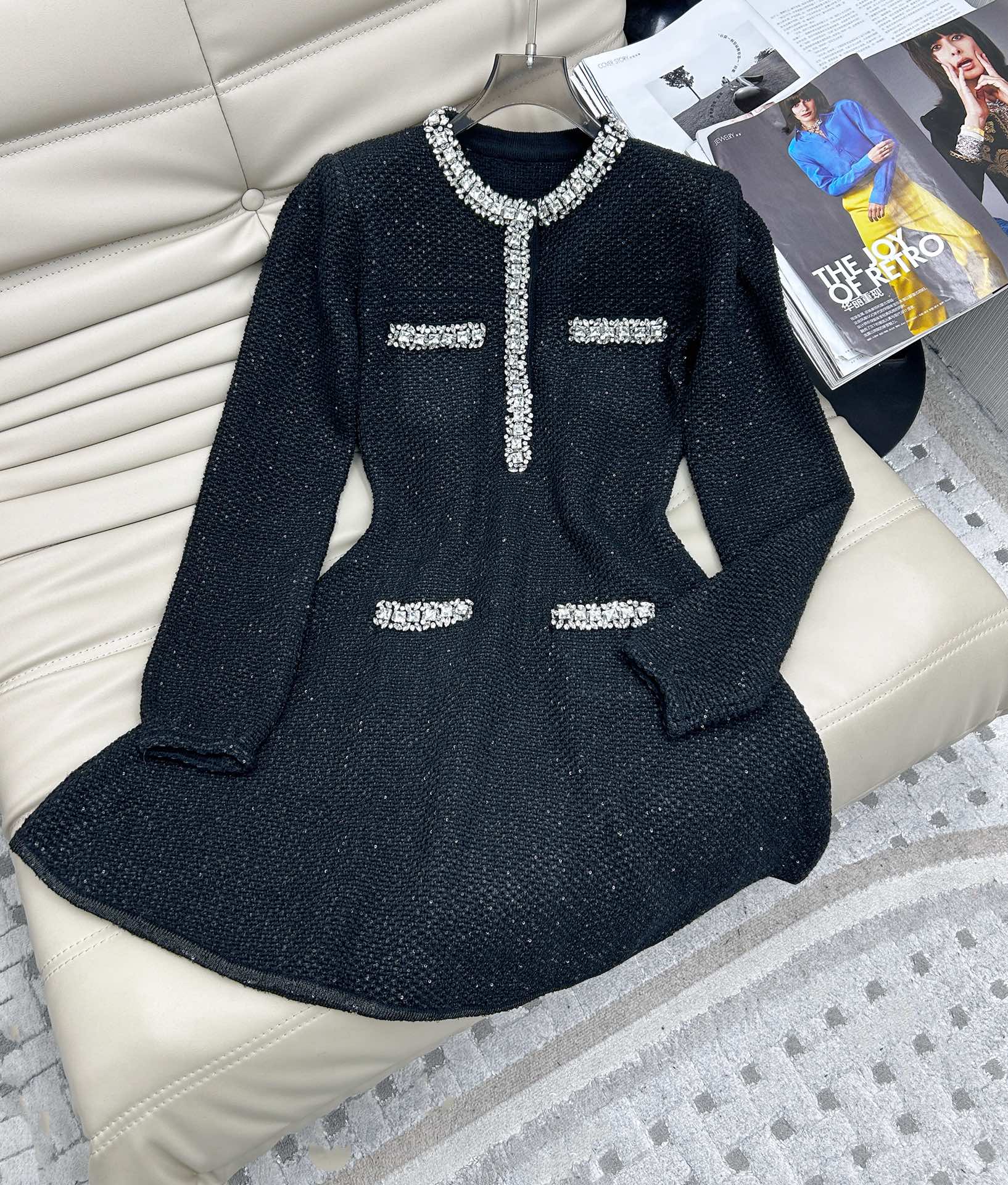 NO:307090,SP black diamond collar knitted dress has excellent style, elegant fairy temperament, full slimness, heavy industry diamond collar has super high recognition, three-dimensional silhouette, fashionable and elegant, the upper body is super versatile and beautiful, SML, skirts, alexander wang19860909SP 黑色钻领针织连衣裙版型绝佳 优雅小仙女气质 显瘦满分 重工钻领自带超高辨识度 立体廓形感,时髦既有气质优雅 上身超级百搭好看 码数SML,,skirts,alexander wang,Women's clothing