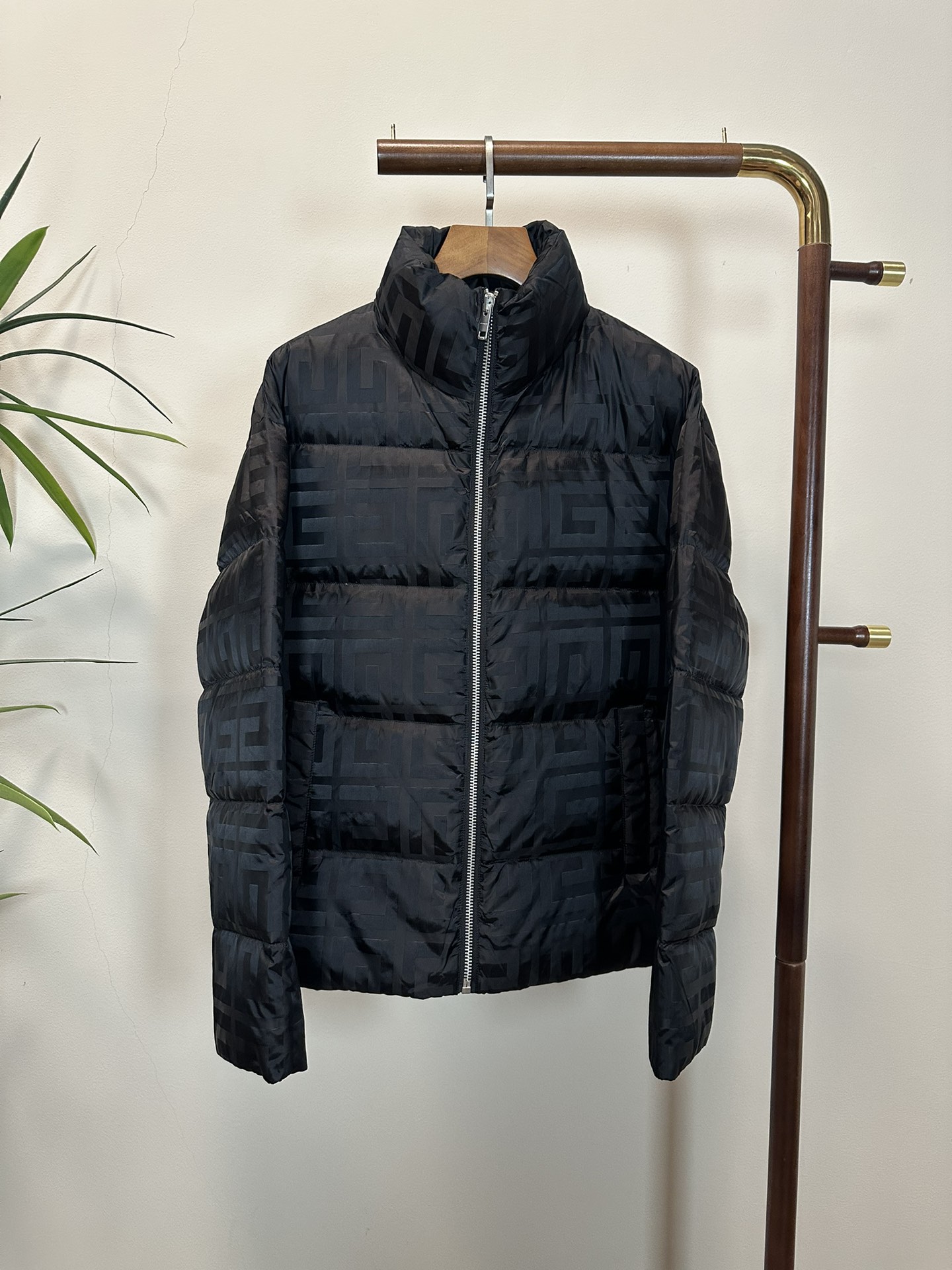 NO:423323,Down jacket (supports after-sales service after-sales service) GVC Givenchy exclusively offers new high-neck down jackets in autumn and winter. Trading companies have a variety of channels and are essential for cooling weather. They can be worn in daily life and outdoor sports. They are wear-resistant, scratch-resistant and easy to manage. The inner is equipped with 90 euro standard high-quality white goose down filling. It is matched with large square quilting technology to create a fluffy and full overall effect, taking into account the strong warm and warm locking effect, so that you are not afraid of the cold outdoor weather in autumn and winter! Size 48-56 quoting height and weight when placing an order, given, down jacket, alexander wang19860909羽绒服（支持年后售后） GVC 纪梵希独家专供秋冬新款高领羽绒服,贸易公司渠道稀出,降温天气必备的保暖单品,不论是日常还是户外运动都能穿.耐磨防刮易打理,内里配置90欧标优质白鹅绒埴充,在搭配大方格绗缝工艺,打造蓬松饱满的整体效果,兼顾强悍的保暖锁温效果,让你无惧秋冬季寒冷的户外天气! 尺寸 48-56 下单报身高体重,,givenchy,down jacket,alexander wang,Men's clothing