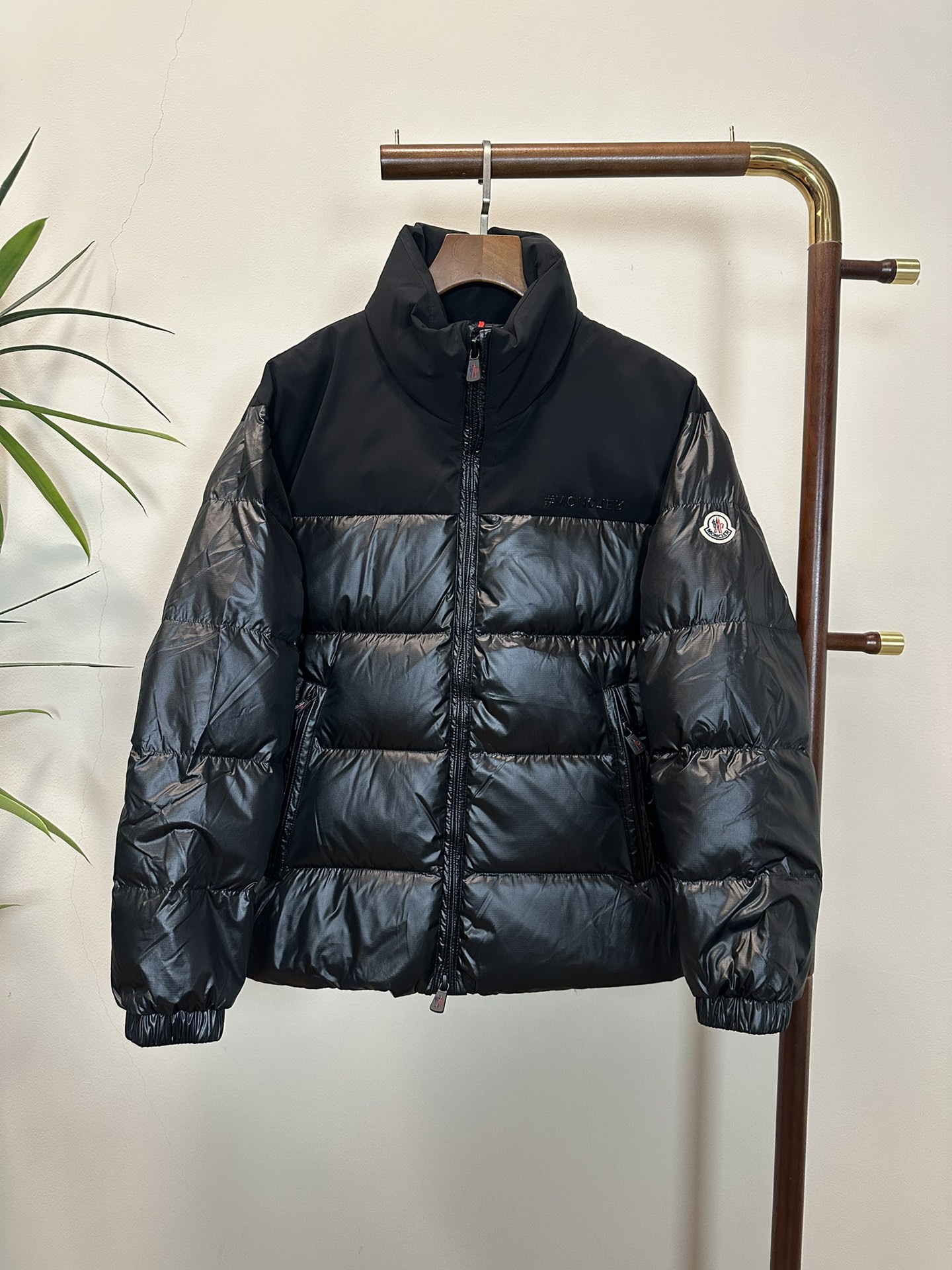 NO:423333,Down jacket (supports after-sales service after-sales) MON Mask exclusively provides new high-neck down jackets in autumn and winter. Trading companies have a variety of channels and are essential for cooling weather. They can be worn in daily life and outdoor sports. They are wear-resistant, scratch-resistant and easy to manage. The inner is equipped with 90 euro standard high-quality white goose down filling. It is matched with large square quilting technology to create a fluffy and full overall effect, taking into account the strong warm and warm locking effect, so that you are not afraid of the cold outdoor weather in autumn and winter! Size 48-56 Notice height and weight when placing an order, Moncler, down jacket, alexander wang19860909羽绒服（支持年后售后） MON 蒙口独家专供秋冬新款高领羽绒服,贸易公司渠道稀出,降温天气必备的保暖单品,不论是日常还是户外运动都能穿.耐磨防刮易打理,内里配置90欧标优质白鹅绒埴充,在搭配大方格绗缝工艺,打造蓬松饱满的整体效果,兼顾强悍的保暖锁温效果,让你无惧秋冬季寒冷的户外天气! 尺寸 48-56 下单报身高体重,,Moncler,down jacket,alexander wang,Men's clothing