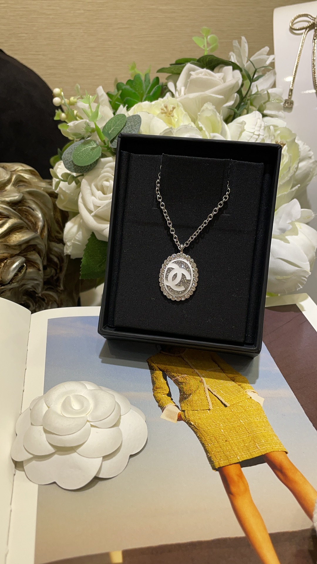 NO:635535,88200. The necklace arrived today. 25C new white enamel double C rhinestone oval button necklace. White enamel double C embellished with diamond lace oval button. Very refreshing and simple design. Super suitable for daily wear. Consistent brass material. Czech diamonds, necklace, Cartier high-end jewelry.1986090988200.今日到货项链 25C新款白色珐琅双C水钻椭圆纽扣项链 白色珐琅双C点缀满钻花边椭圆纽扣 非常清爽简单的设计 超级适合日常佩戴 z一致黄铜材质 捷克钻,,necklace,卡迪亚高端饰品,Jewelry