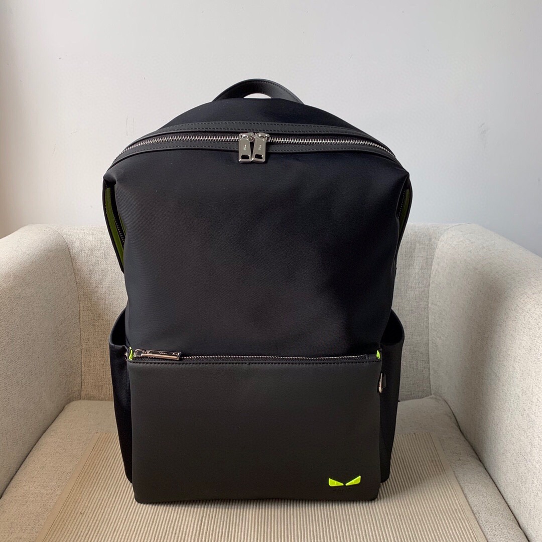 FENDI ダブルリュックサック - 高級素材と防水仕様