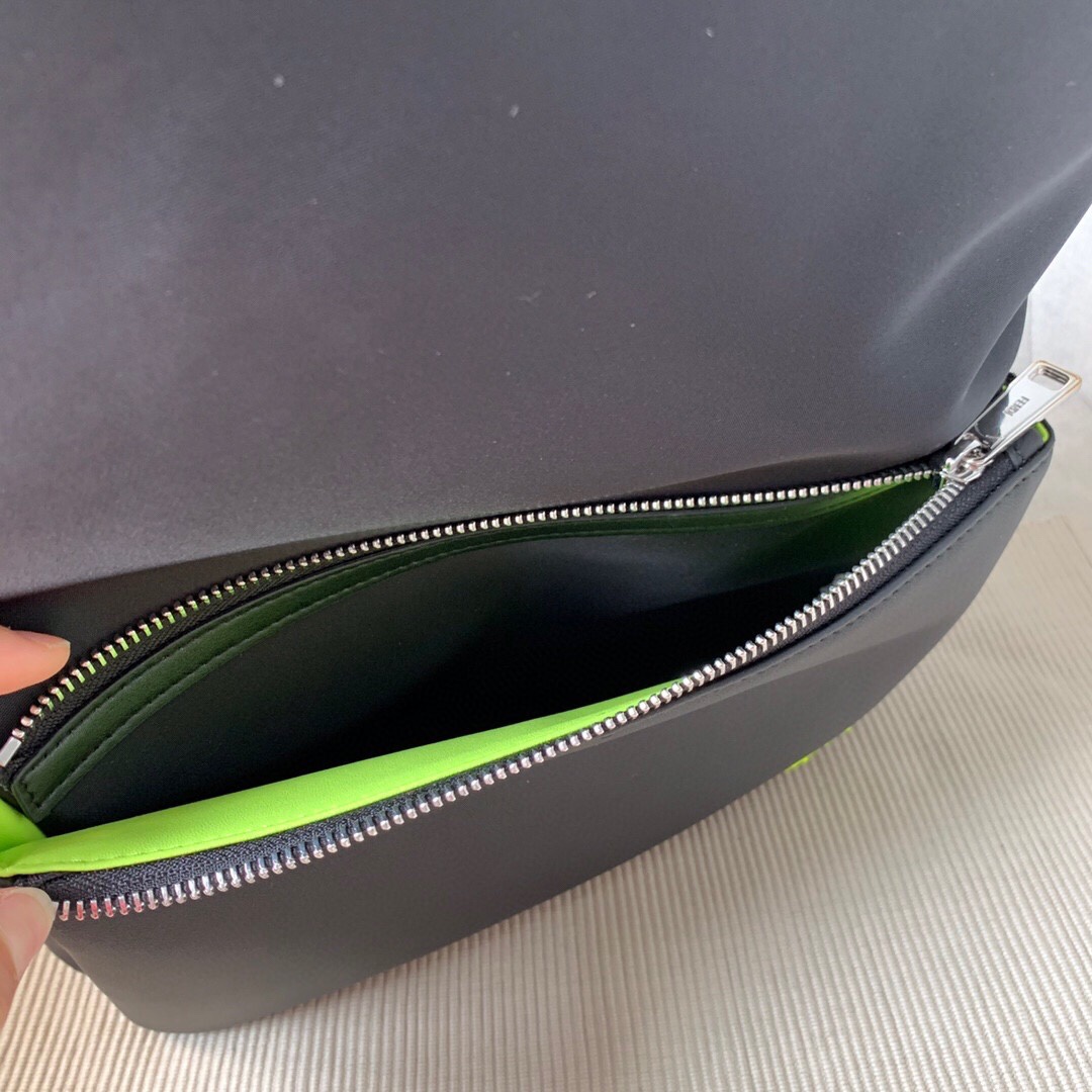 FENDI ダブルリュックサック - 高級素材と防水仕様