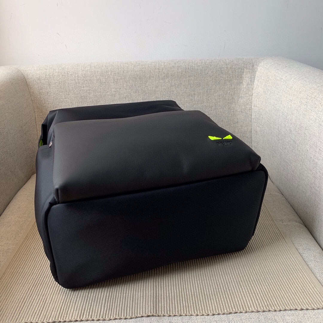 FENDI ダブルリュックサック - 高級素材と防水仕様