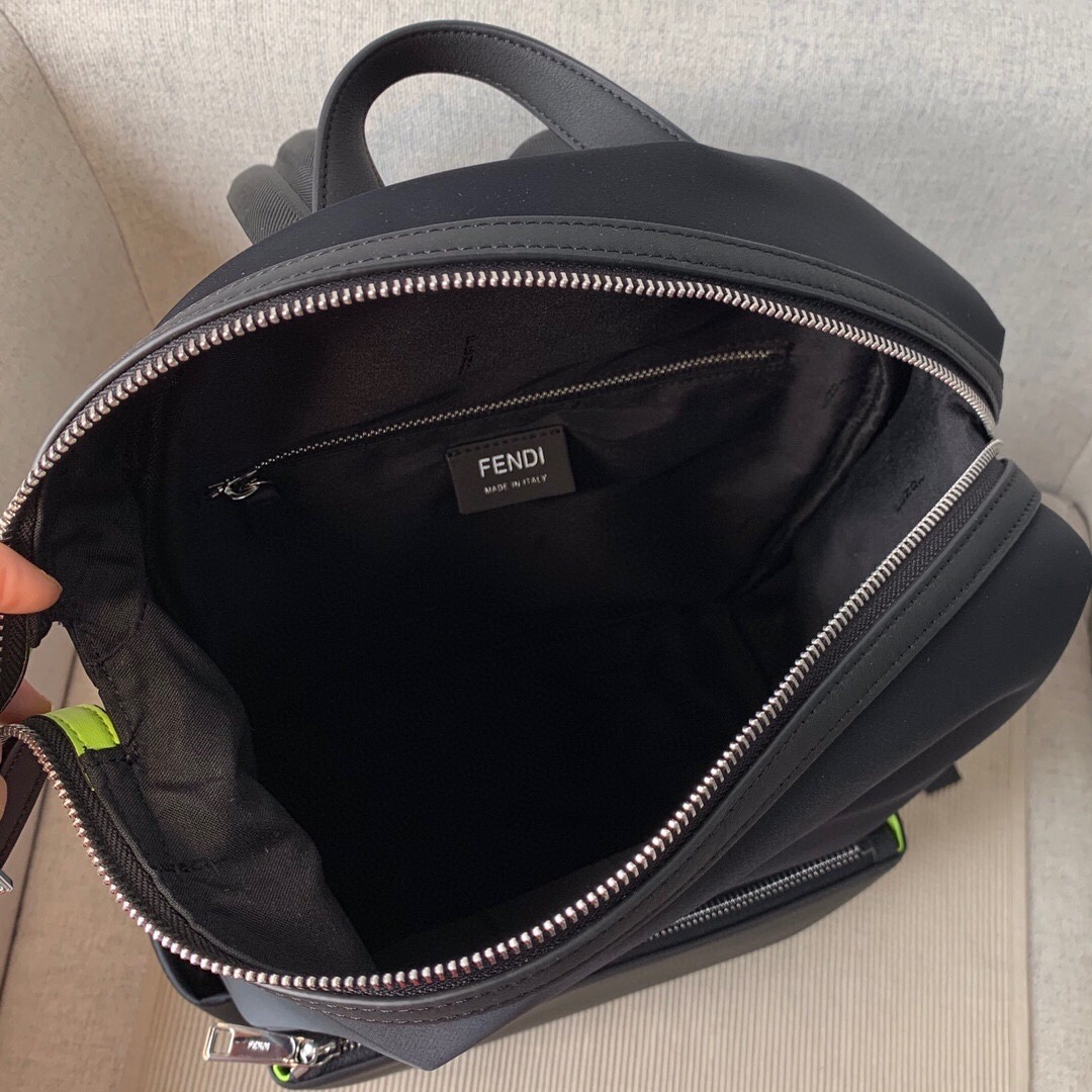 FENDI ダブルリュックサック - 高級素材と防水仕様