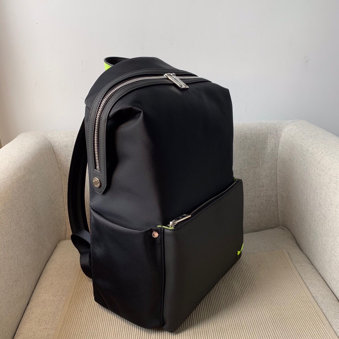 FENDI ダブルリュックサック - 高級素材と防水仕様