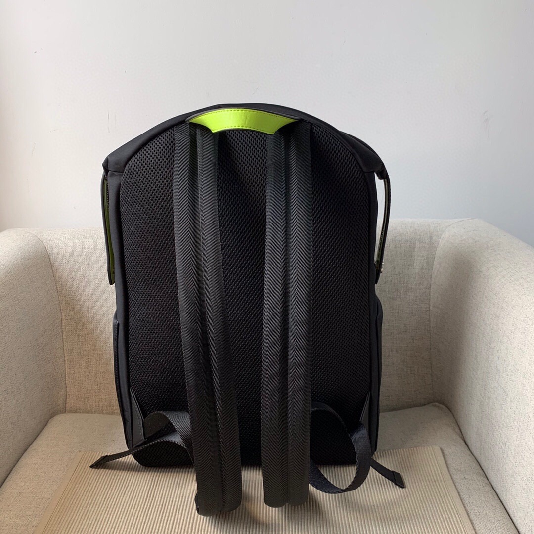 FENDI ダブルリュックサック - 高級素材と防水仕様