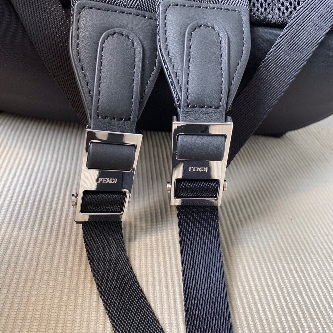 FENDI ダブルリュックサック - 高級素材と防水仕様