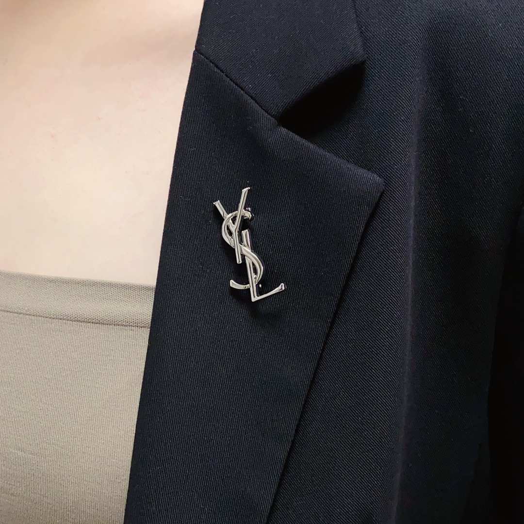 NO:109962,The new YSL Saint Laurent counter is equipped with a new small mini-breastern style. Saint Laurent is the jewelry that understands women the most. Women who devote all their efforts to be themselves often cherish the meaning of the brooch more. Saint Laurent pins the brooch on the hat and tells those fashionable ladies who imitate her [breastern is very practical. It can be pinned on a suit collar, pocket, hat, belt or evening dress. The jewelry is fine, saint laurent, saint laurent, business suit, brooch, breastpin, hats19860909YSL圣罗兰专柜新款同步上新小号迷你版胸针,圣罗兰是最懂女人的饰物.那些倾注了全部心血去做自己的女人,往往更珍惜胸针的意义.圣罗兰女士把胸针别在帽子上,并告诉那些模仿她的时髦女士们[胸针可是非常实用,它可以别在西装领上、口袋上、帽子上、腰带上或者是晚礼服上,饰品精品,saint laurent,saint laurent,business suit,brooch，breastpin,hats,Jewelry