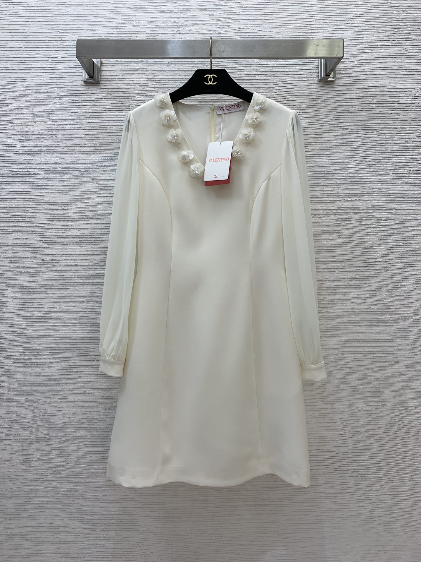NO:310331,Model number G24122816 VALENTI*O Warren Home 25SS early spring new high-end customization collar edge three-dimensional flower decorative chiffon sleeves fitted waist slim long sleeves V-neck dress!  off-white, black, (Size S bust 88, sleeve length 58, waist 72, skirt length 87), valentino, valentino, skirt, skirt length 87), alexander wang19860909款号G24122816 VALENTI*O华伦家25SS早春新款高端定制 领边立体花朵装饰雪纺纱袖拼接收腰显瘦长袖V领连衣裙！米白色、黑色、（S码胸围88,袖长58,腰围72,裙长87）,,valentino,valentino,skirts,alexander wang,Women's clothing
