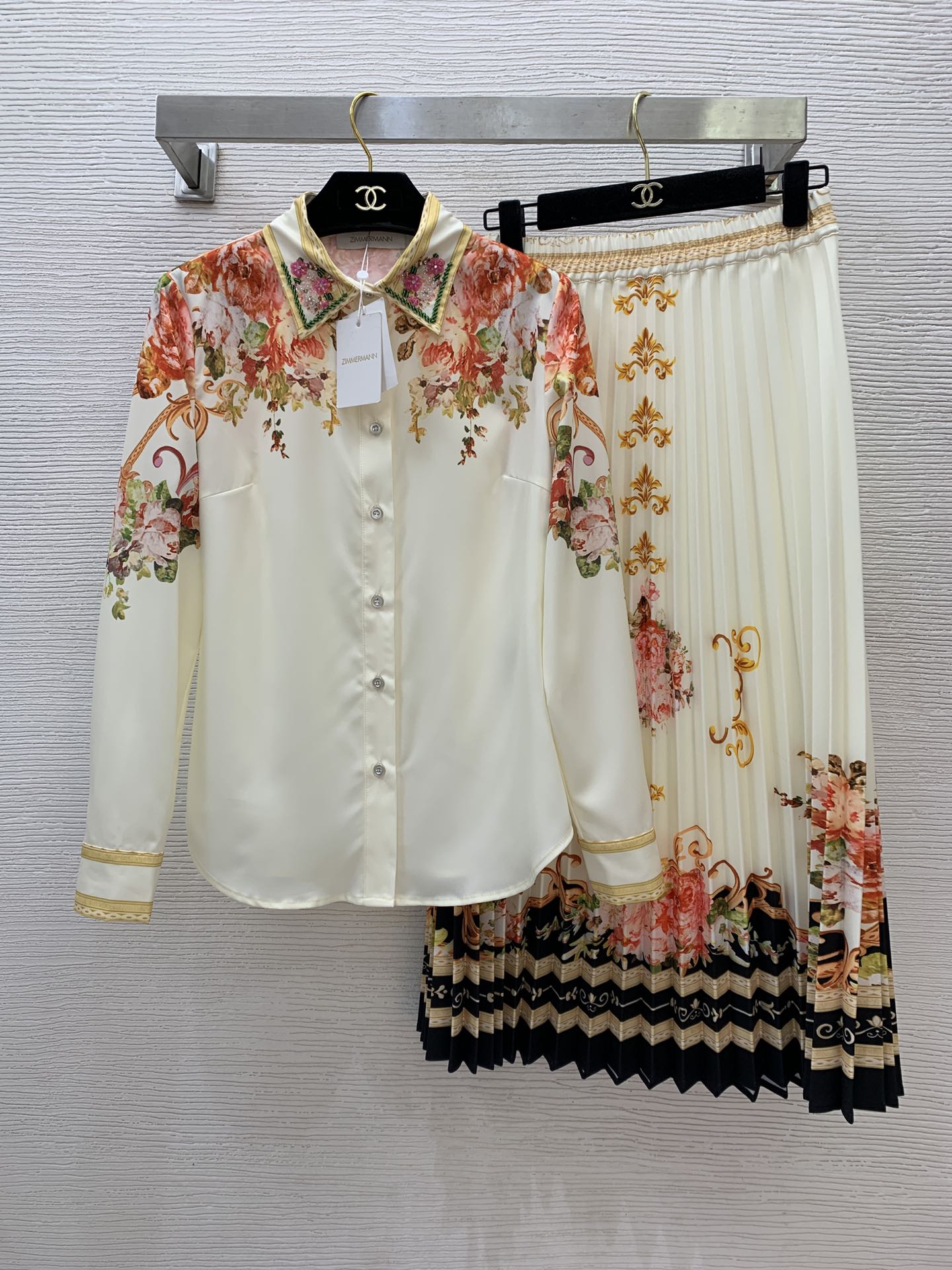 NO:310329,Model number G24122858 ZIMMERMAN* ZIMMERMAN Australian brand high-end custom retro fashionable floral print two-piece set!  Heavy Industry Diamond Inlaid Bead Lapel Button Long Sleeve Shirt Top High Waisted Pleated Pleated Skirt Long Skirt!  1.2.3.4/ SMLXL (Size bust 88, sleeve length 57, clothing length 62; waist circumference 64~70, skirt length 78), skirts, alexander wang19860909款号G24122858 ZIMMERMAN*兹默曼澳洲品牌高端定制复古时尚花卉印花两件套装！重工镶钻钉珠翻领系扣长袖衬衣上衣高腰压褶百褶裙长款半身裙！1.2.3.4/ SMLXL（S码胸围88,袖长57,衣长62；腰围64～70松紧,裙长78）,,skirts,alexander wang,Women's clothing