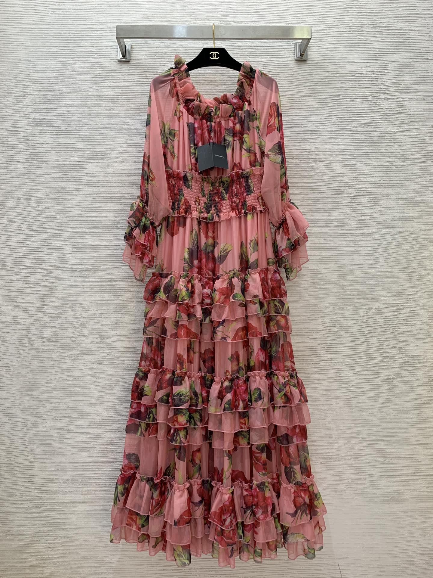 NO:295676,Model number G24122975 Dolce & Gabbana DG* newest holiday style flower print heavy industry layered ruffle splicing waist elastic waist design one-shoulder long sleeve long oversleeved overskirt dress!  (M size bust 92, sleeve length 63, waist 64 elastic, skirt length 138), Dolce & Gabbana, skirts, alexander wang19860909款号G24122975 杜嘉班纳DG*新款 度假风花朵印花重工层层荷叶边拼接腰部松紧打揽设计一字肩长袖长款超大裙摆连衣裙！（M码胸围92,袖长63,腰围64松紧,裙长138）,,Dolce&Gabbana,skirts,alexander wang,Women's clothing