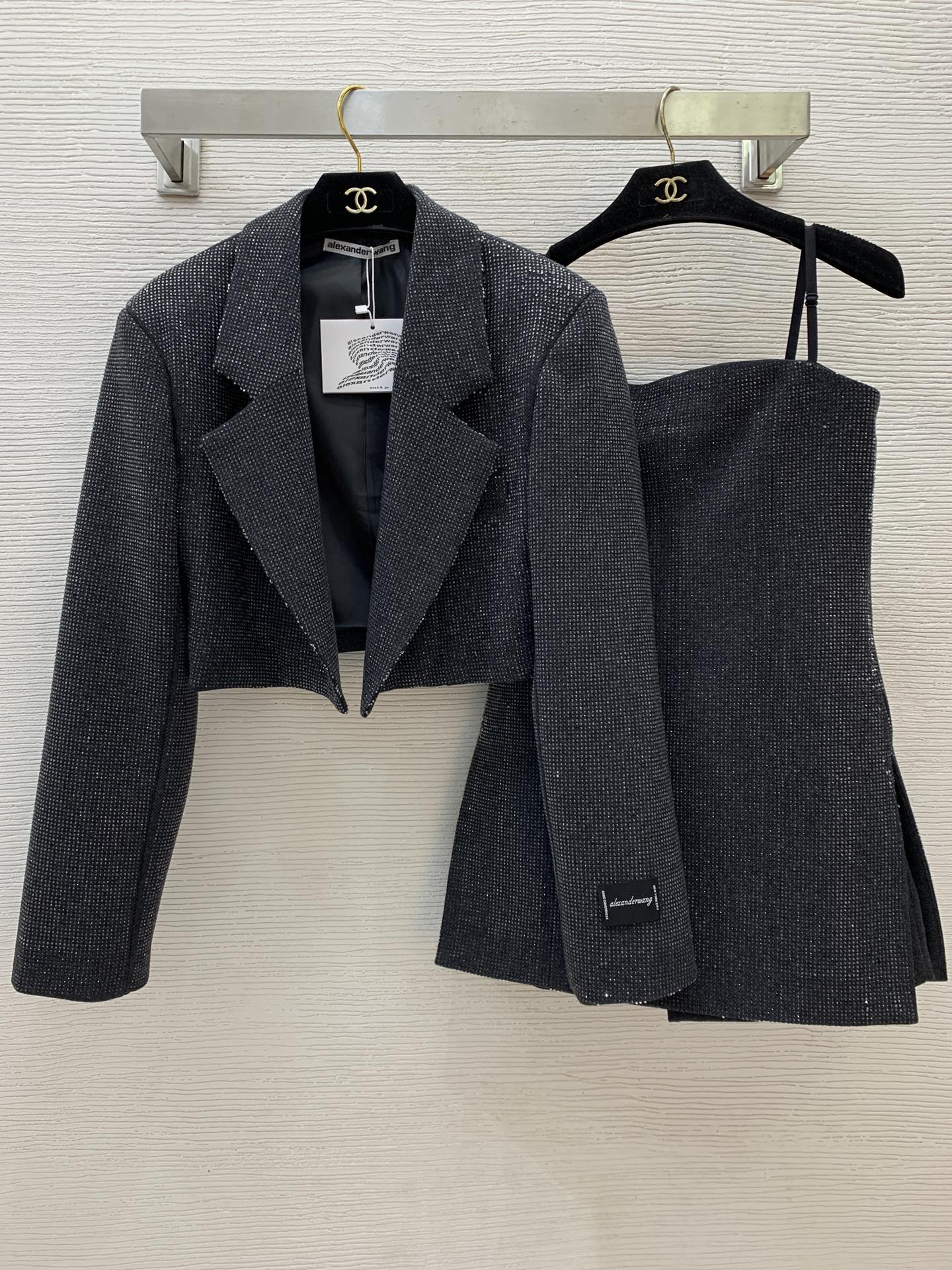 NO:309311,Model number G24122718 Alexander Wan* Wangjia new style, full of blingbling shiny diamond cuff logo decoration, fashionable and versatile short suit jacket!  Gray, (M size bust 98, sleeve length 60, front garment length 45/39), alexander wang, jackets & coats, business suit, alexander wang19860909款号G24122718 Alexander Wan*大王家新款 满身blingbling闪耀烫钻袖口logo布标装饰 时尚百搭短款西装外套！灰色、（M码胸围98,袖长60,前衣长45/39）,,alexander wang,jackets & coats,business suit,alexander wang,Women's clothing