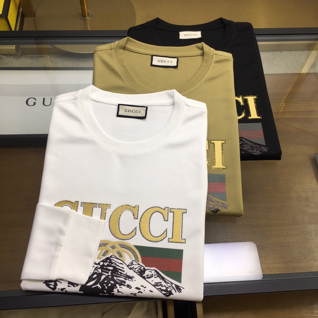 NO:569452,New product [Gu.ci] 2025 fashionable long-sleeved round neck sweatshirt. High-end customized classic series, fashionable and stylish. Round neck style, simple and elegant, classic brand high-end LOGO design on the chest. High-grade lining is used to keep warm. It is anti-static and feels comfortable and smooth. The shape is awesome, crisp and stylish.  , a versatile item for street sports, the upper body is low-key yet luxurious, a must-have item for trendy men. The counter size is M-4XL [please state your height and weight when placing an order]..,,hoodie,sweatshirts,alexander wang19860909新品【Gu.ci】 2025时尚长袖圆领卫衣 高端定制经典系列,时尚有型 圆领款式,简单大方,胸前经典品牌高档LOGO设计 采用高档内里保暖极佳 可防静电手感舒适顺滑 ,版型超赞 挺括有型 ,街头运动百搭单品,上身低调而不失奢华,潮男必备款专柜尺码M-4XL【下单请报身高体重】..,,hoodie,sweatshirts,alexander wang,Men's clothing