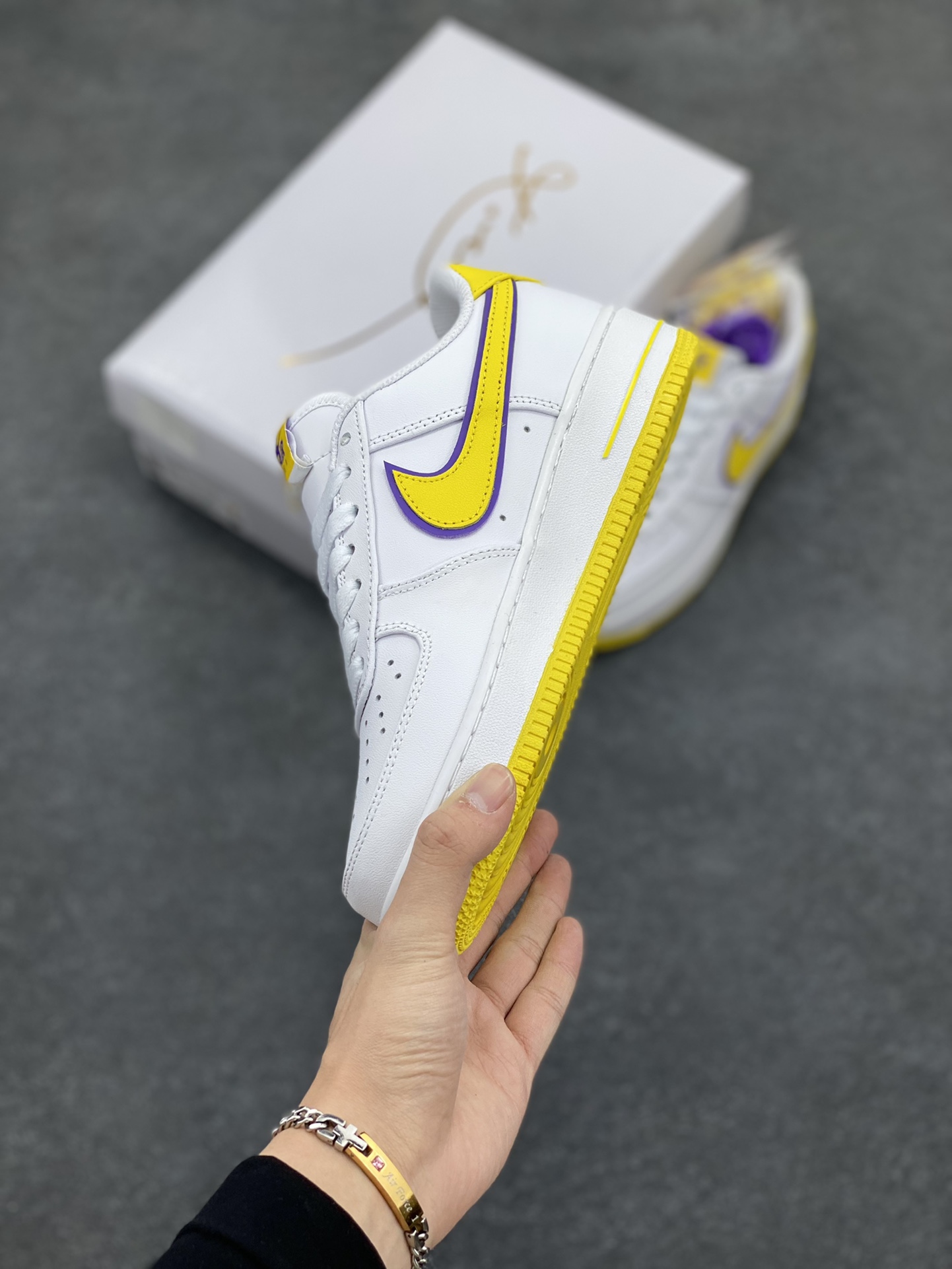 图片[3]-Nk Air Force 1\’07 Low 致敬曼巴 空军一号低帮休闲板鞋 原楦头原纸板 打造纯正空军版型#专注外贸渠道 全掌内置蜂窝气垫 #原盒配件 原厂中底钢印、拉帮完美 货号：FZ1151-100 尺码：36 36.5 37.5 38 38.5 39 40 40.5 41 42 42.5 43 44 44.5 45-选品中心