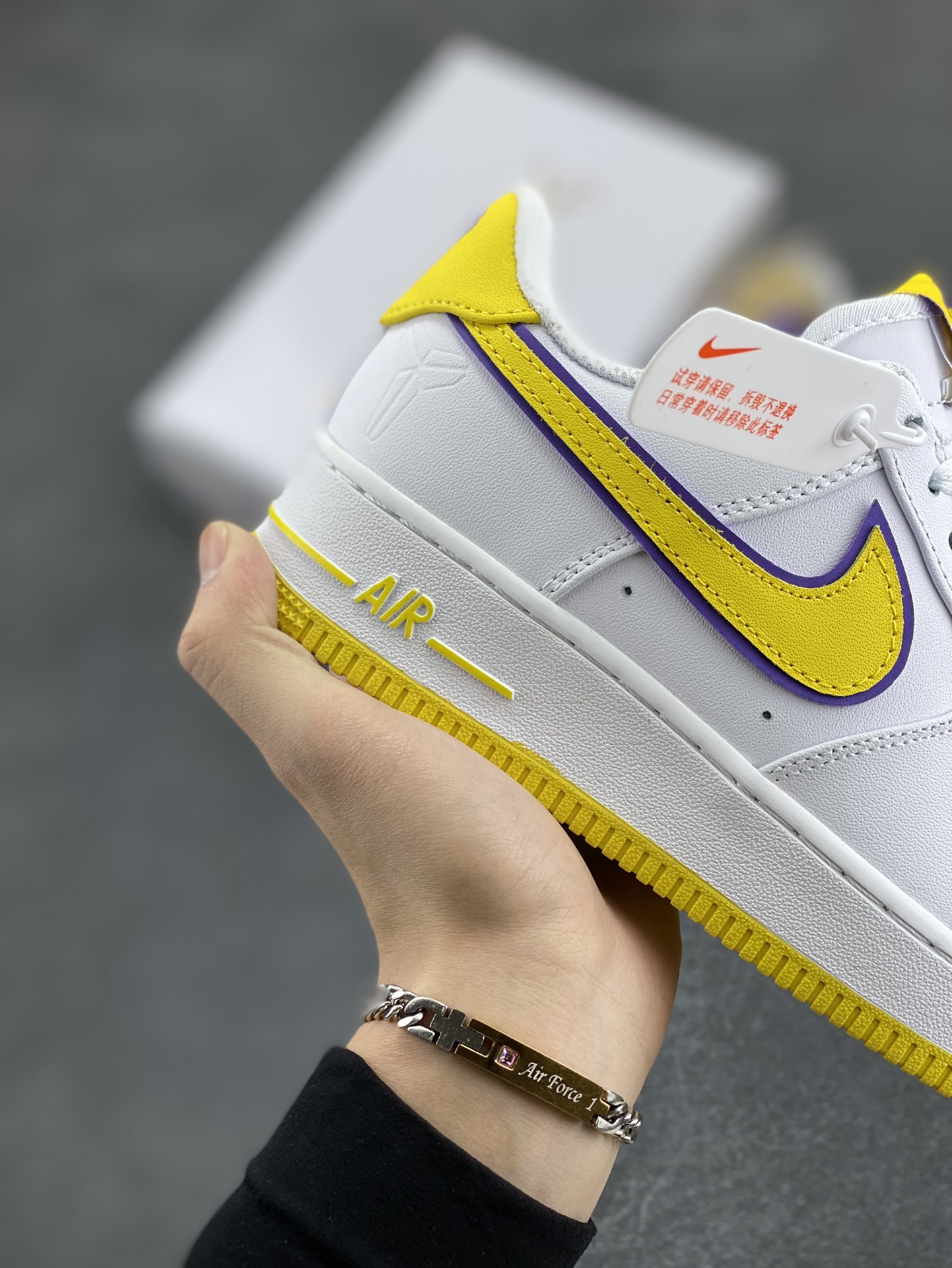 图片[6]-Nk Air Force 1\’07 Low 致敬曼巴 空军一号低帮休闲板鞋 原楦头原纸板 打造纯正空军版型#专注外贸渠道 全掌内置蜂窝气垫 #原盒配件 原厂中底钢印、拉帮完美 货号：FZ1151-100 尺码：36 36.5 37.5 38 38.5 39 40 40.5 41 42 42.5 43 44 44.5 45-选品中心