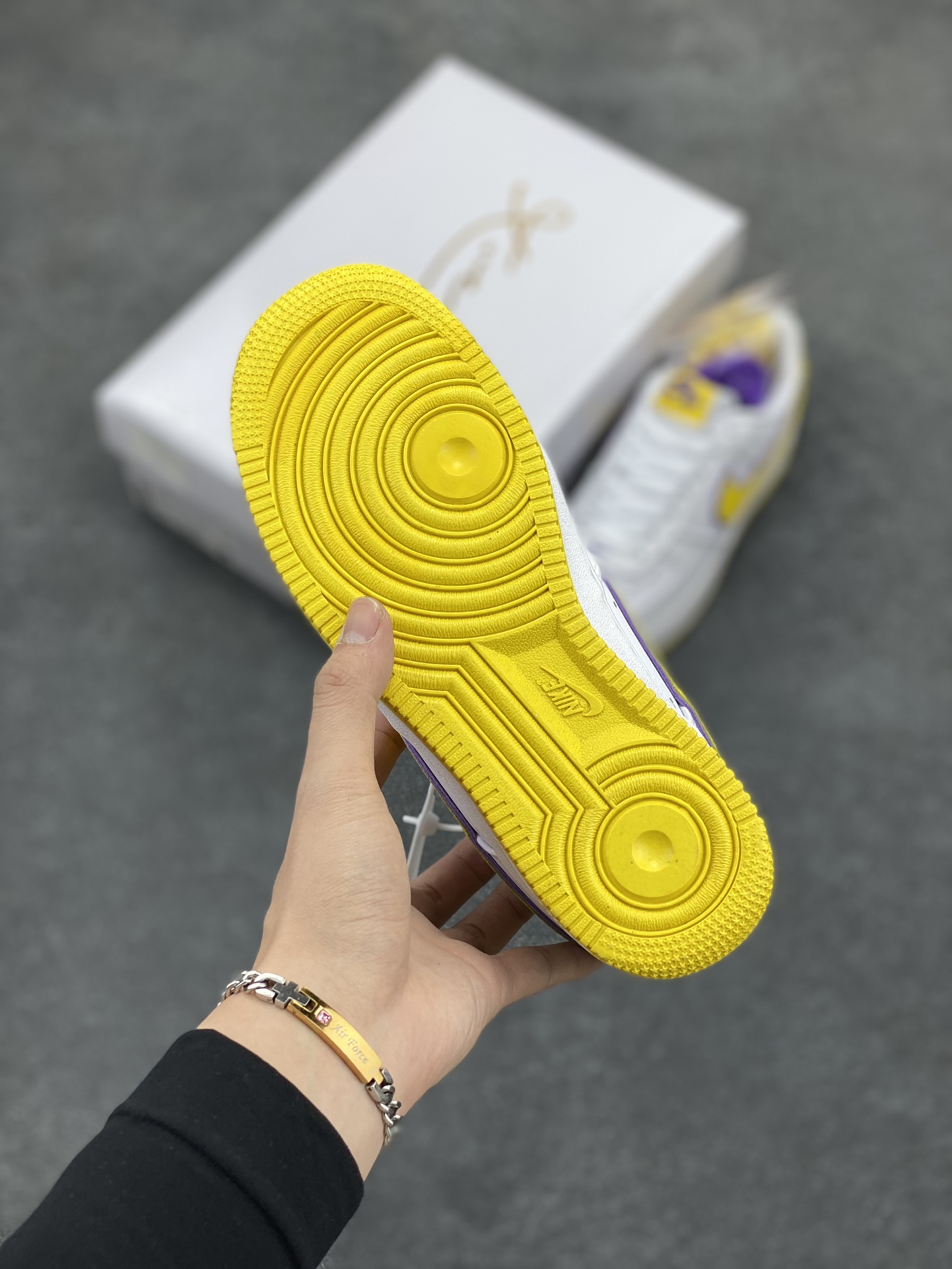 图片[5]-Nk Air Force 1\’07 Low 致敬曼巴 空军一号低帮休闲板鞋 原楦头原纸板 打造纯正空军版型#专注外贸渠道 全掌内置蜂窝气垫 #原盒配件 原厂中底钢印、拉帮完美 货号：FZ1151-100 尺码：36 36.5 37.5 38 38.5 39 40 40.5 41 42 42.5 43 44 44.5 45-选品中心