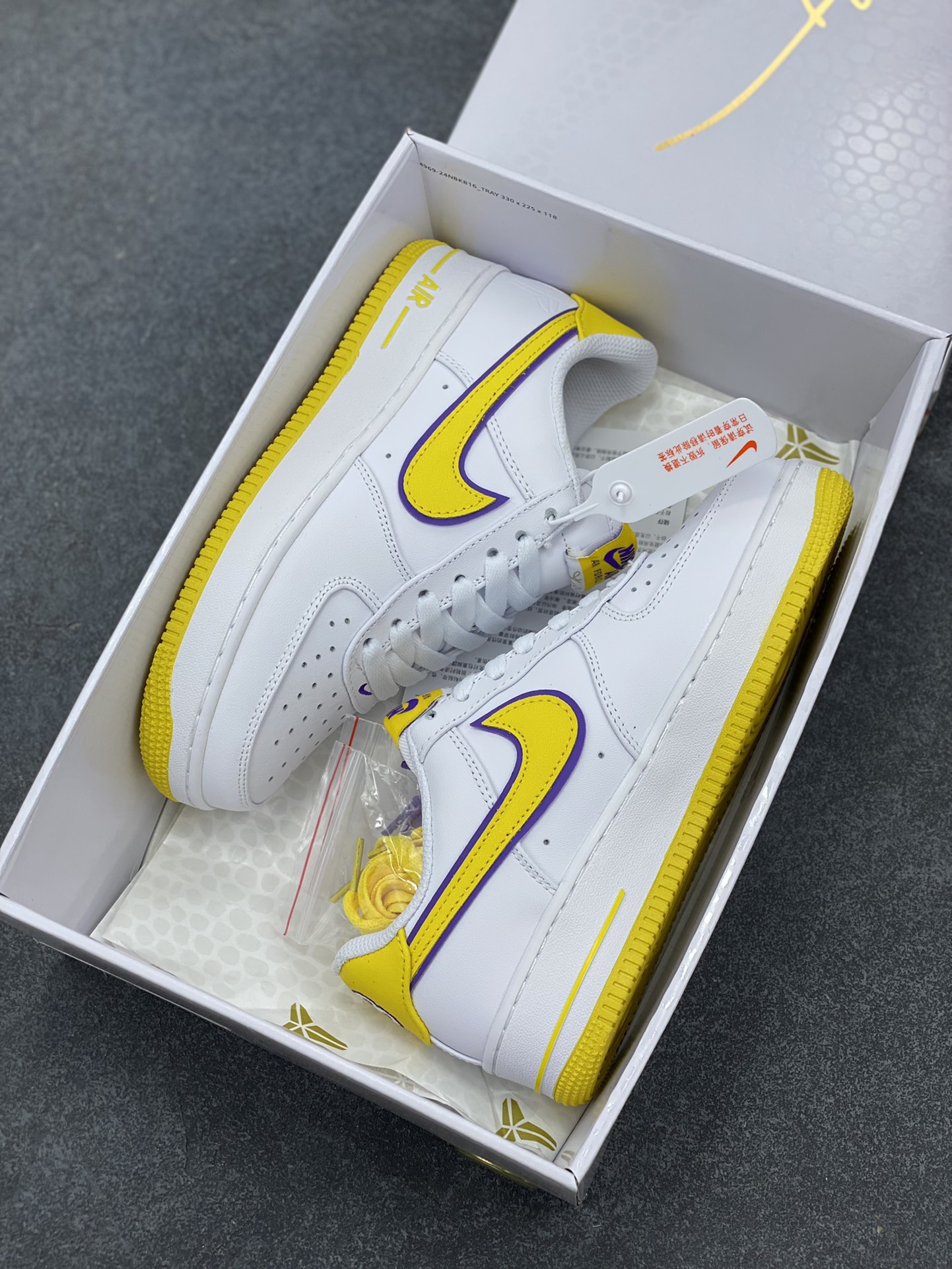 图片[9]-Nk Air Force 1\’07 Low 致敬曼巴 空军一号低帮休闲板鞋 原楦头原纸板 打造纯正空军版型#专注外贸渠道 全掌内置蜂窝气垫 #原盒配件 原厂中底钢印、拉帮完美 货号：FZ1151-100 尺码：36 36.5 37.5 38 38.5 39 40 40.5 41 42 42.5 43 44 44.5 45-选品中心