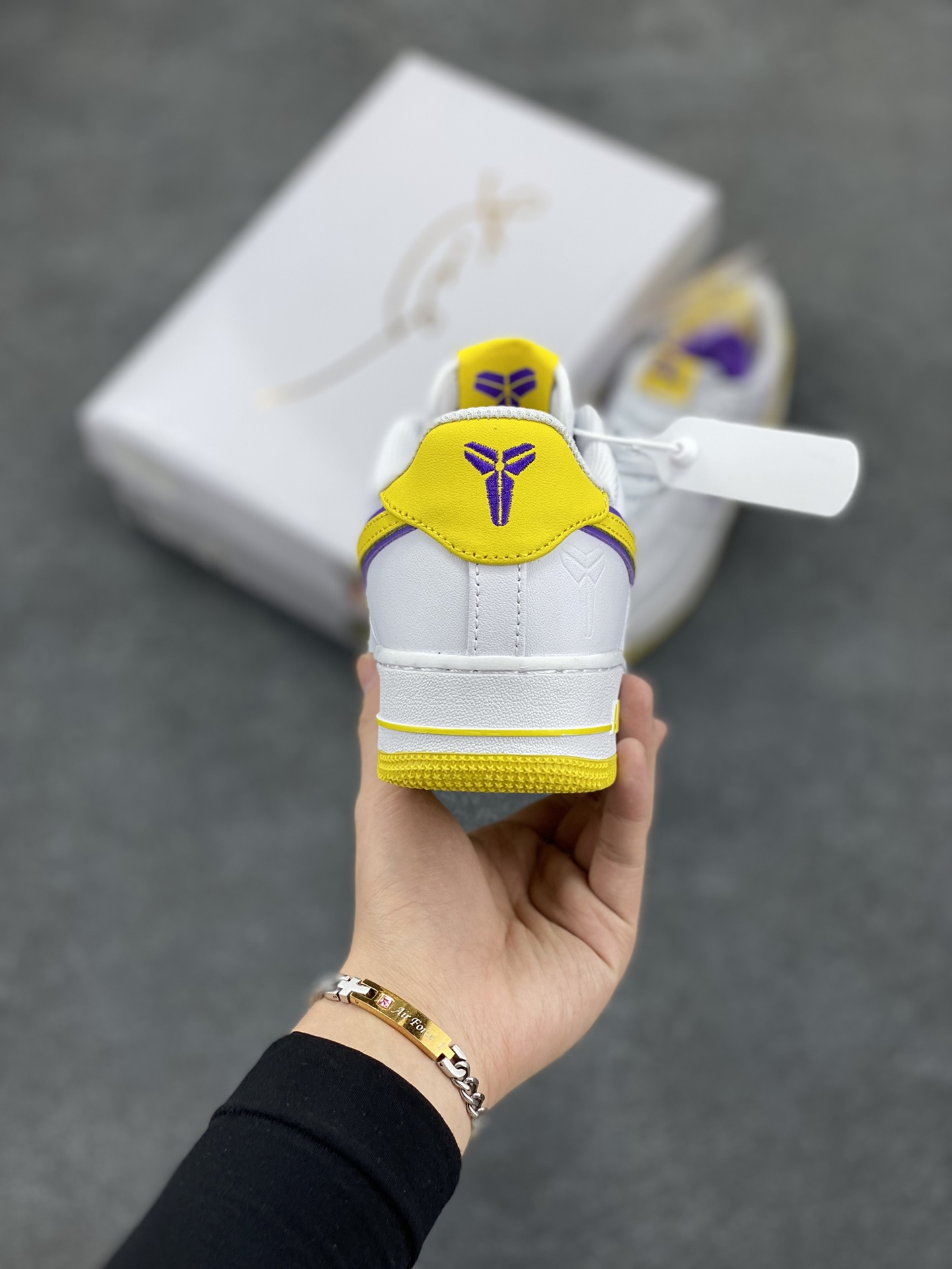 图片[4]-Nk Air Force 1\’07 Low 致敬曼巴 空军一号低帮休闲板鞋 原楦头原纸板 打造纯正空军版型#专注外贸渠道 全掌内置蜂窝气垫 #原盒配件 原厂中底钢印、拉帮完美 货号：FZ1151-100 尺码：36 36.5 37.5 38 38.5 39 40 40.5 41 42 42.5 43 44 44.5 45-选品中心