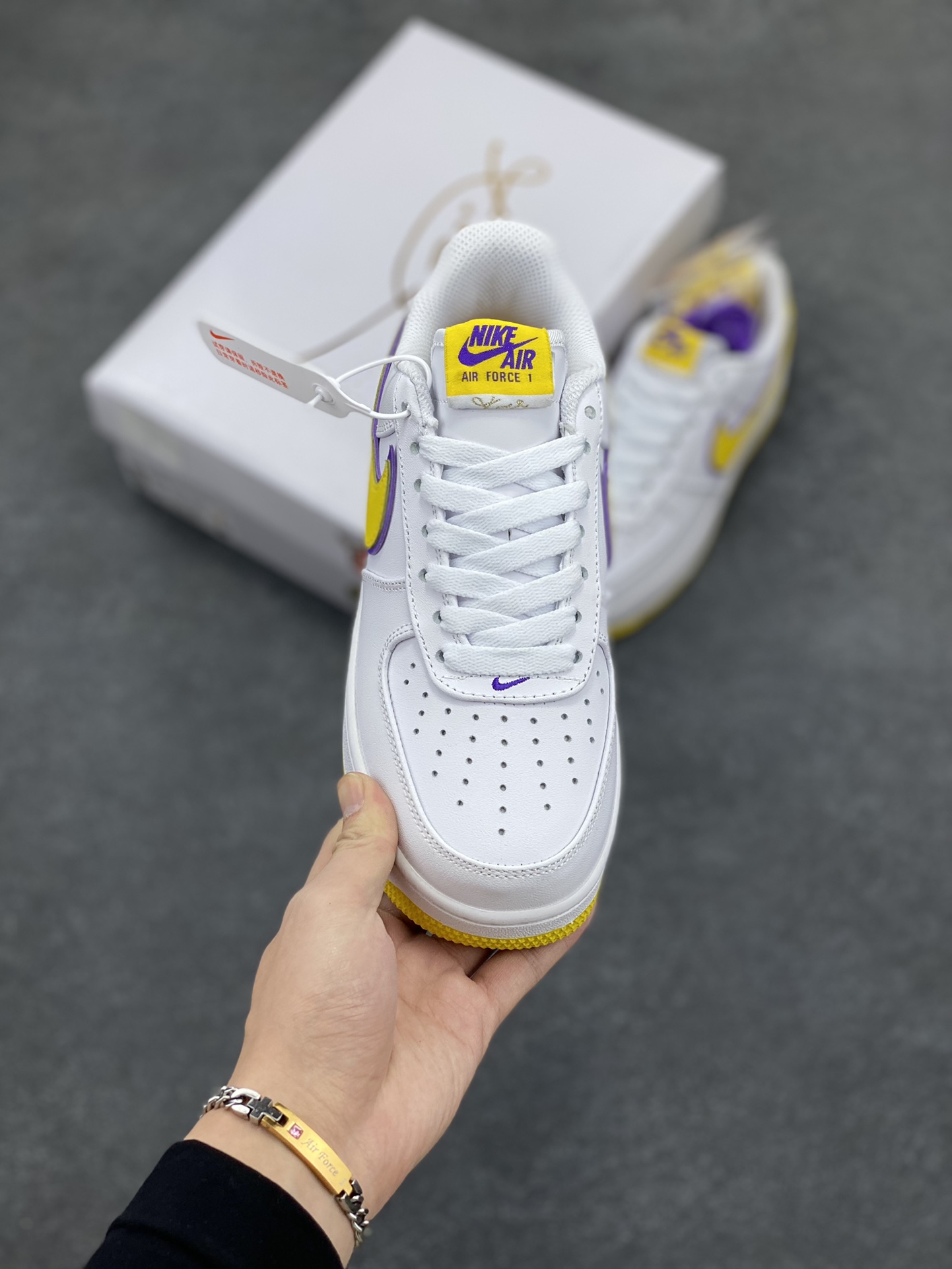 图片[2]-Nk Air Force 1\’07 Low 致敬曼巴 空军一号低帮休闲板鞋 原楦头原纸板 打造纯正空军版型#专注外贸渠道 全掌内置蜂窝气垫 #原盒配件 原厂中底钢印、拉帮完美 货号：FZ1151-100 尺码：36 36.5 37.5 38 38.5 39 40 40.5 41 42 42.5 43 44 44.5 45-选品中心