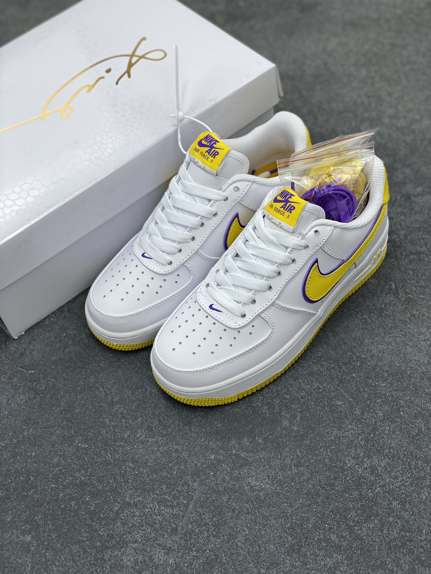 图片[8]-Nk Air Force 1\’07 Low 致敬曼巴 空军一号低帮休闲板鞋 原楦头原纸板 打造纯正空军版型#专注外贸渠道 全掌内置蜂窝气垫 #原盒配件 原厂中底钢印、拉帮完美 货号：FZ1151-100 尺码：36 36.5 37.5 38 38.5 39 40 40.5 41 42 42.5 43 44 44.5 45-选品中心