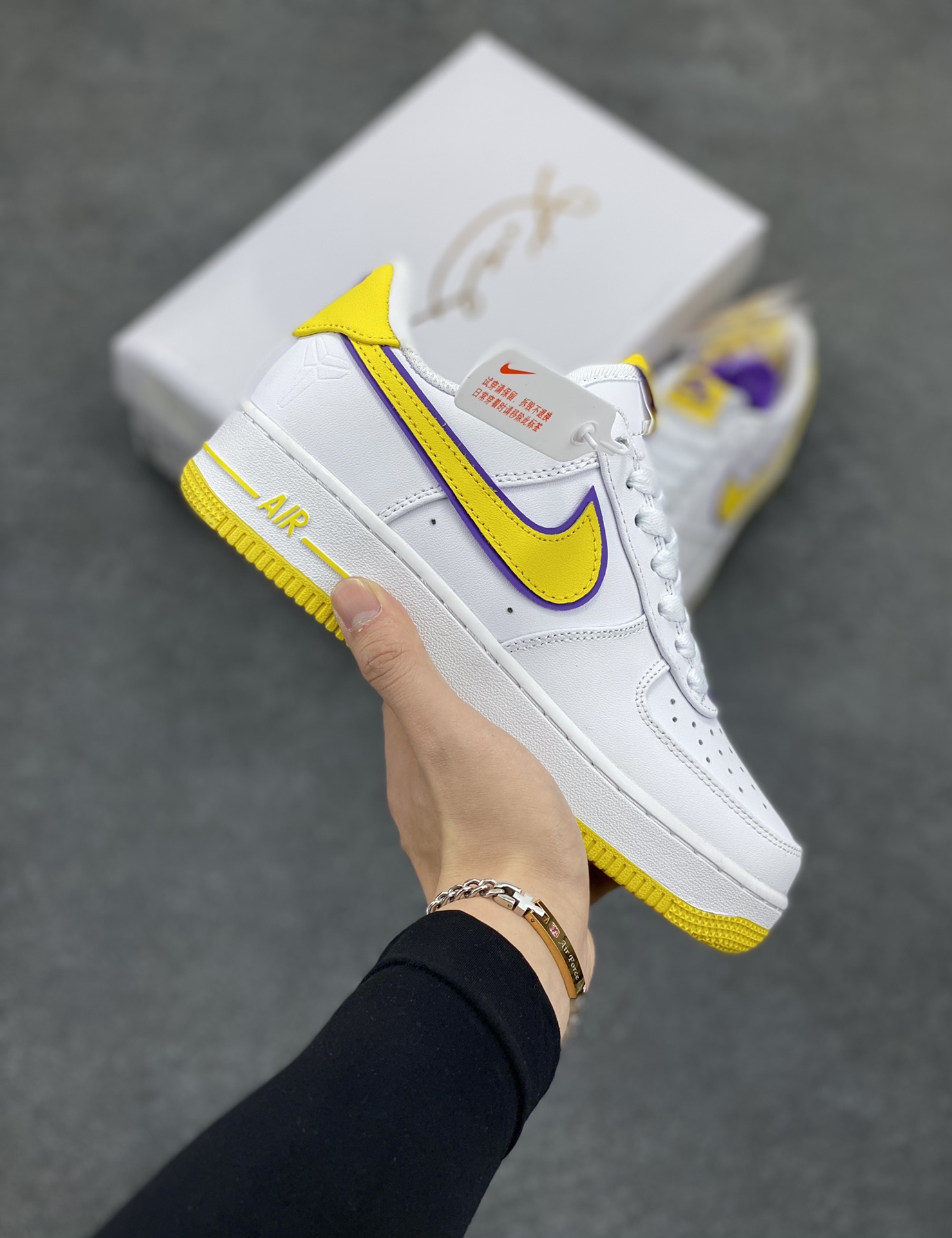 Nk Air Force 1\'07 Low 致敬曼巴 空军一号低帮休闲板鞋 原楦头原纸板 打造纯正空军版型#专注外贸渠道 全掌内置蜂窝气垫 #原盒配件 原厂中底钢印、拉帮完美 货号：FZ1151-100 尺码：36 36.5 37.5 38 38.5 39 40 40.5 41 42 42.5 43 44 44.5 45-选品中心