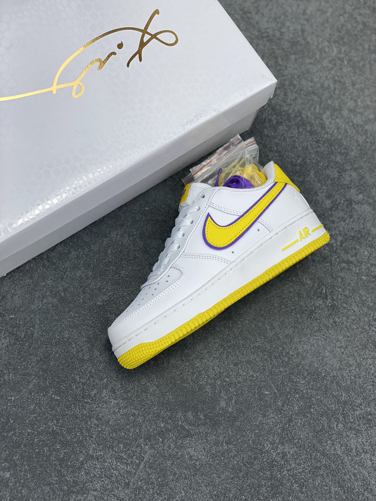 图片[7]-Nk Air Force 1\’07 Low 致敬曼巴 空军一号低帮休闲板鞋 原楦头原纸板 打造纯正空军版型#专注外贸渠道 全掌内置蜂窝气垫 #原盒配件 原厂中底钢印、拉帮完美 货号：FZ1151-100 尺码：36 36.5 37.5 38 38.5 39 40 40.5 41 42 42.5 43 44 44.5 45-选品中心