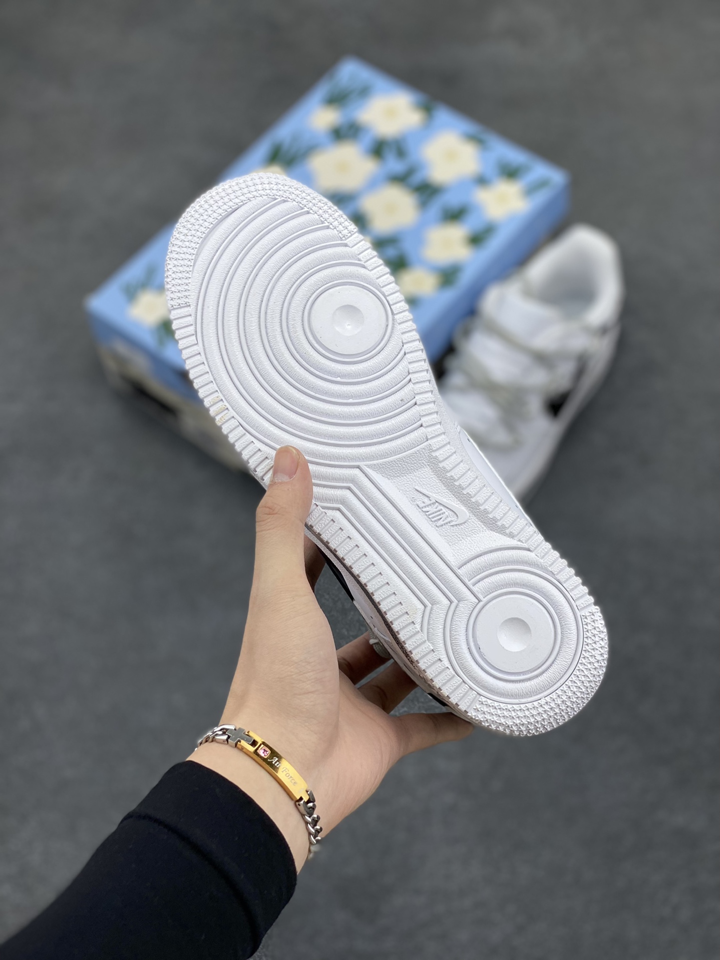 图片[5]-“sup断勾”✨订制空军一号板鞋  该定制版球鞋选用原鞋款为Supreme x Nike Air Force 1Low\”box logo”防滑轻便低帮板鞋男女同款白色，专为Supreme打造，这款鞋采用全粒面皮革鞋面，带透气孔皮革鞋头面扳、联合品牌LOGO鞋垫，鞋跟带有凹陷印花标志。断勾设计，彰显品牌的独特魅力，给整体鞋款增添了层次感与时尚元素!!  货号：UP1658-955  尺码：36 36.5 37.5 38 38.5 39 40 40.5 41 42 42.5 43 44 44.5 45-选品中心