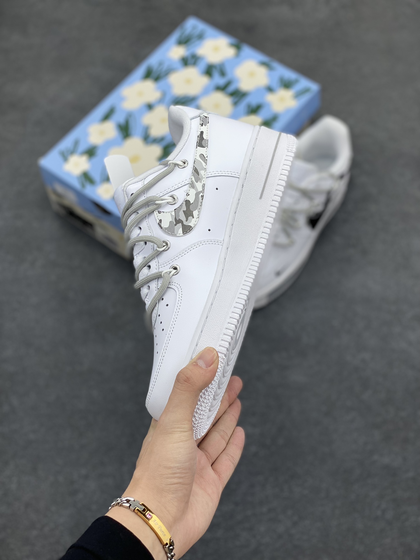 图片[3]-“sup断勾”✨订制空军一号板鞋  该定制版球鞋选用原鞋款为Supreme x Nike Air Force 1Low\”box logo”防滑轻便低帮板鞋男女同款白色，专为Supreme打造，这款鞋采用全粒面皮革鞋面，带透气孔皮革鞋头面扳、联合品牌LOGO鞋垫，鞋跟带有凹陷印花标志。断勾设计，彰显品牌的独特魅力，给整体鞋款增添了层次感与时尚元素!!  货号：UP1658-955  尺码：36 36.5 37.5 38 38.5 39 40 40.5 41 42 42.5 43 44 44.5 45-选品中心