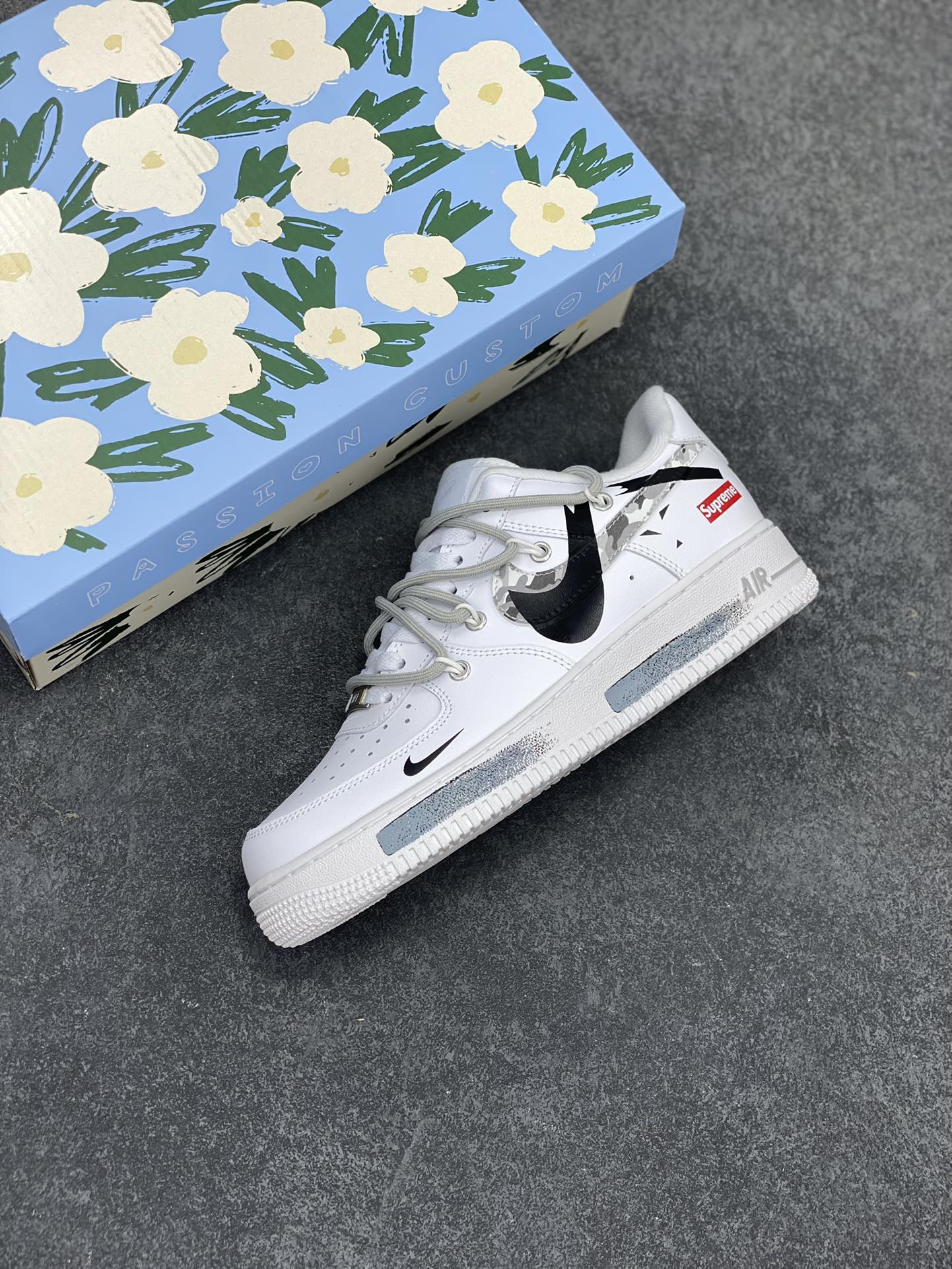 图片[7]-“sup断勾”✨订制空军一号板鞋  该定制版球鞋选用原鞋款为Supreme x Nike Air Force 1Low\”box logo”防滑轻便低帮板鞋男女同款白色，专为Supreme打造，这款鞋采用全粒面皮革鞋面，带透气孔皮革鞋头面扳、联合品牌LOGO鞋垫，鞋跟带有凹陷印花标志。断勾设计，彰显品牌的独特魅力，给整体鞋款增添了层次感与时尚元素!!  货号：UP1658-955  尺码：36 36.5 37.5 38 38.5 39 40 40.5 41 42 42.5 43 44 44.5 45-选品中心
