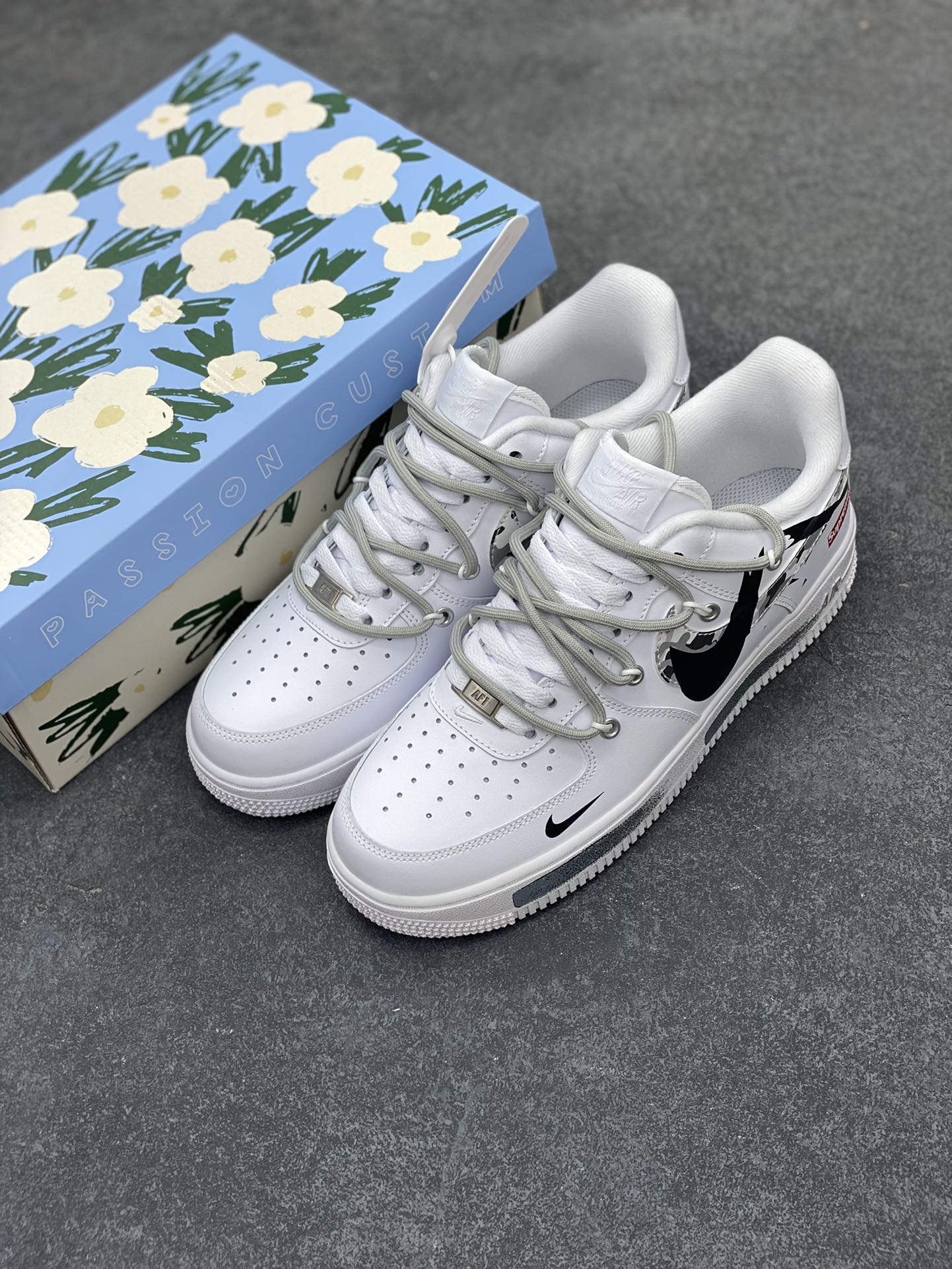 图片[8]-“sup断勾”✨订制空军一号板鞋  该定制版球鞋选用原鞋款为Supreme x Nike Air Force 1Low\”box logo”防滑轻便低帮板鞋男女同款白色，专为Supreme打造，这款鞋采用全粒面皮革鞋面，带透气孔皮革鞋头面扳、联合品牌LOGO鞋垫，鞋跟带有凹陷印花标志。断勾设计，彰显品牌的独特魅力，给整体鞋款增添了层次感与时尚元素!!  货号：UP1658-955  尺码：36 36.5 37.5 38 38.5 39 40 40.5 41 42 42.5 43 44 44.5 45-选品中心