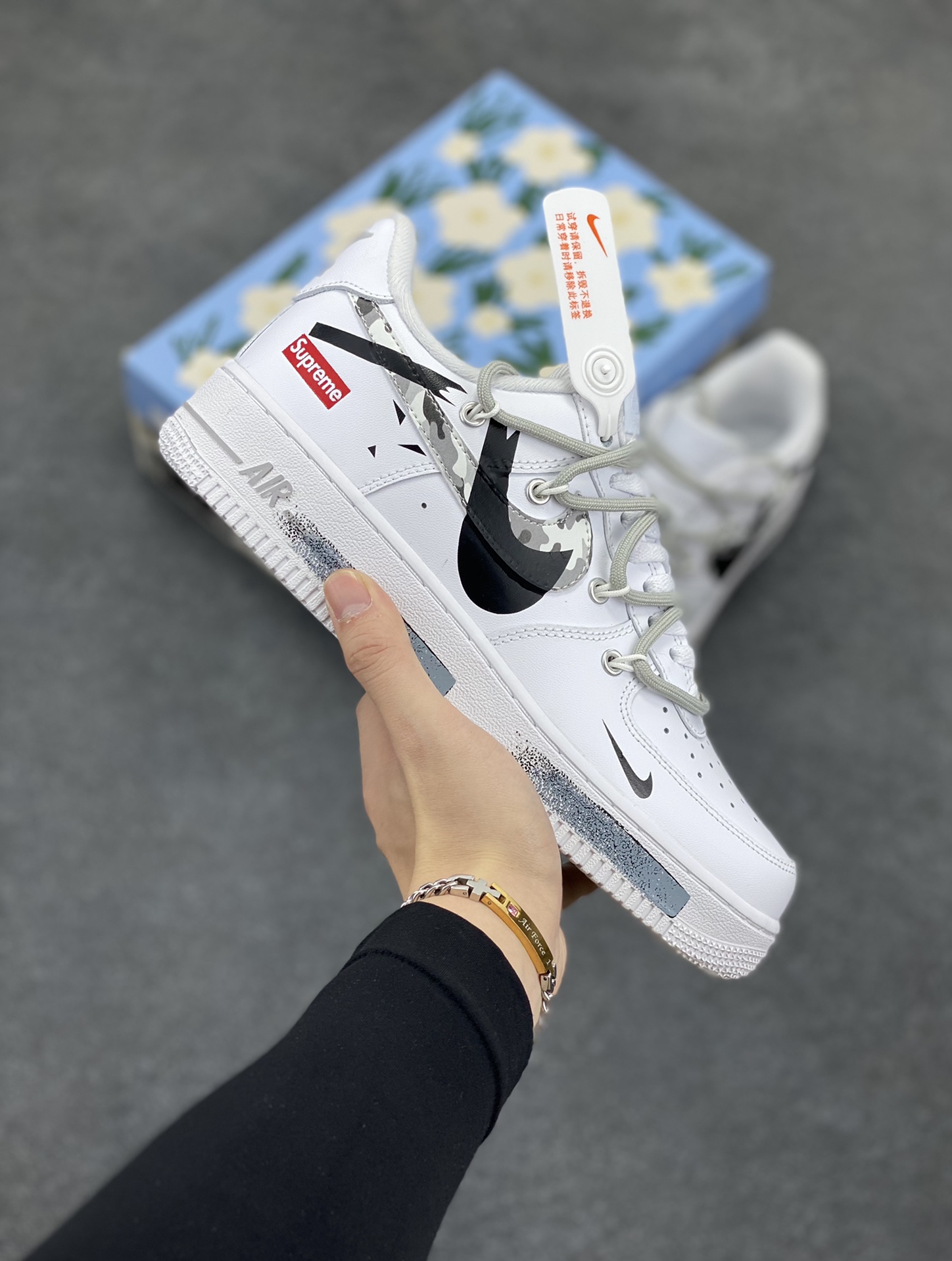 “sup断勾”✨订制空军一号板鞋  该定制版球鞋选用原鞋款为Supreme x Nike Air Force 1Low\”box logo”防滑轻便低帮板鞋男女同款白色，专为Supreme打造，这款鞋采用全粒面皮革鞋面，带透气孔皮革鞋头面扳、联合品牌LOGO鞋垫，鞋跟带有凹陷印花标志。断勾设计，彰显品牌的独特魅力，给整体鞋款增添了层次感与时尚元素!!  货号：UP1658-955  尺码：36 36.5 37.5 38 38.5 39 40 40.5 41 42 42.5 43 44 44.5 45-选品中心