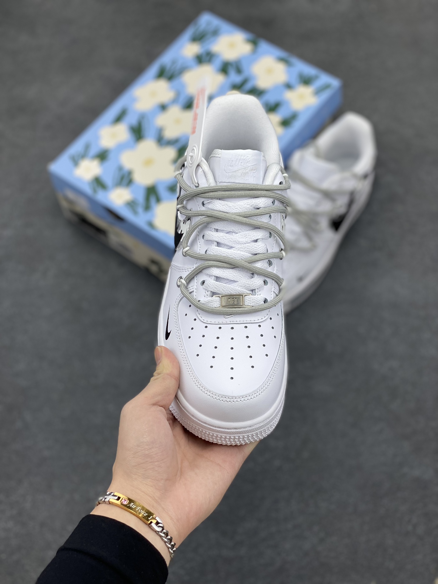 图片[2]-“sup断勾”✨订制空军一号板鞋  该定制版球鞋选用原鞋款为Supreme x Nike Air Force 1Low\”box logo”防滑轻便低帮板鞋男女同款白色，专为Supreme打造，这款鞋采用全粒面皮革鞋面，带透气孔皮革鞋头面扳、联合品牌LOGO鞋垫，鞋跟带有凹陷印花标志。断勾设计，彰显品牌的独特魅力，给整体鞋款增添了层次感与时尚元素!!  货号：UP1658-955  尺码：36 36.5 37.5 38 38.5 39 40 40.5 41 42 42.5 43 44 44.5 45-选品中心