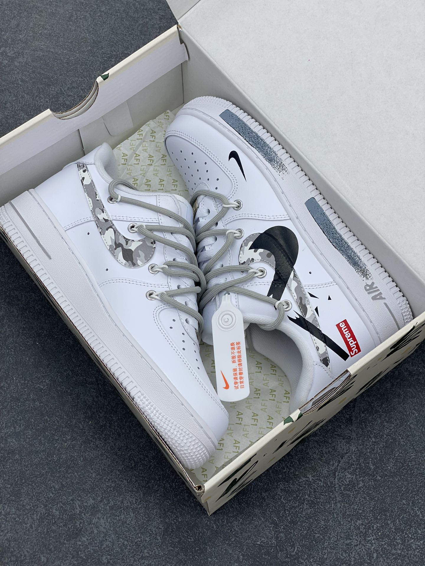 图片[9]-“sup断勾”✨订制空军一号板鞋  该定制版球鞋选用原鞋款为Supreme x Nike Air Force 1Low\”box logo”防滑轻便低帮板鞋男女同款白色，专为Supreme打造，这款鞋采用全粒面皮革鞋面，带透气孔皮革鞋头面扳、联合品牌LOGO鞋垫，鞋跟带有凹陷印花标志。断勾设计，彰显品牌的独特魅力，给整体鞋款增添了层次感与时尚元素!!  货号：UP1658-955  尺码：36 36.5 37.5 38 38.5 39 40 40.5 41 42 42.5 43 44 44.5 45-选品中心