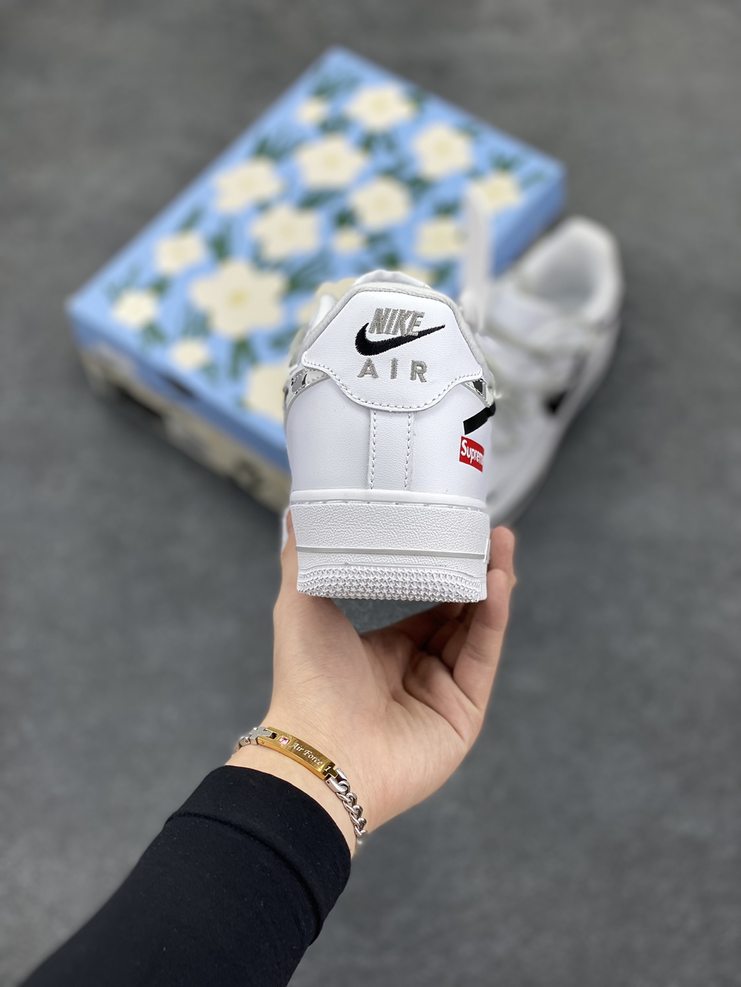 图片[4]-“sup断勾”✨订制空军一号板鞋  该定制版球鞋选用原鞋款为Supreme x Nike Air Force 1Low\”box logo”防滑轻便低帮板鞋男女同款白色，专为Supreme打造，这款鞋采用全粒面皮革鞋面，带透气孔皮革鞋头面扳、联合品牌LOGO鞋垫，鞋跟带有凹陷印花标志。断勾设计，彰显品牌的独特魅力，给整体鞋款增添了层次感与时尚元素!!  货号：UP1658-955  尺码：36 36.5 37.5 38 38.5 39 40 40.5 41 42 42.5 43 44 44.5 45-选品中心
