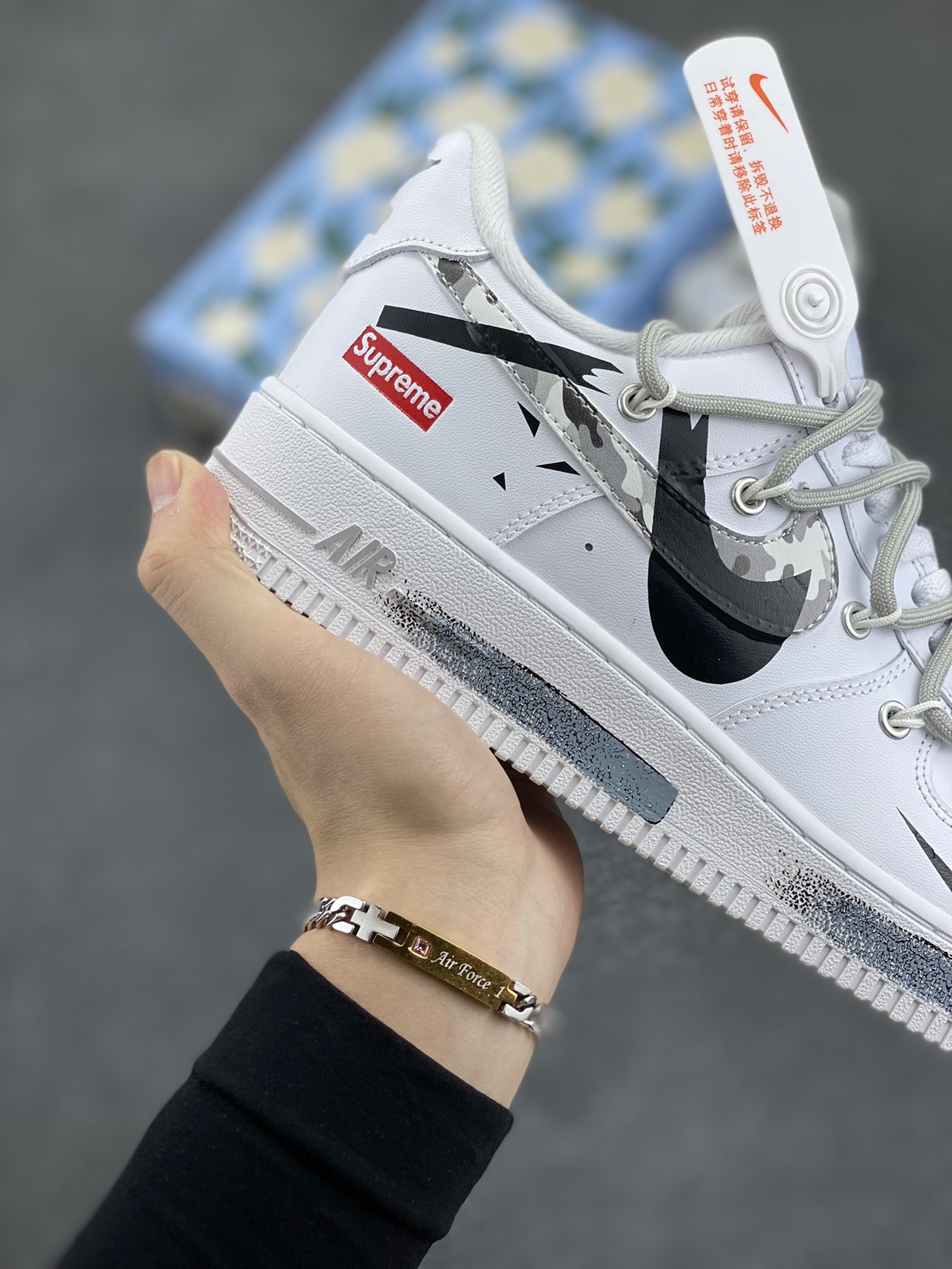 图片[6]-“sup断勾”✨订制空军一号板鞋  该定制版球鞋选用原鞋款为Supreme x Nike Air Force 1Low\”box logo”防滑轻便低帮板鞋男女同款白色，专为Supreme打造，这款鞋采用全粒面皮革鞋面，带透气孔皮革鞋头面扳、联合品牌LOGO鞋垫，鞋跟带有凹陷印花标志。断勾设计，彰显品牌的独特魅力，给整体鞋款增添了层次感与时尚元素!!  货号：UP1658-955  尺码：36 36.5 37.5 38 38.5 39 40 40.5 41 42 42.5 43 44 44.5 45-选品中心