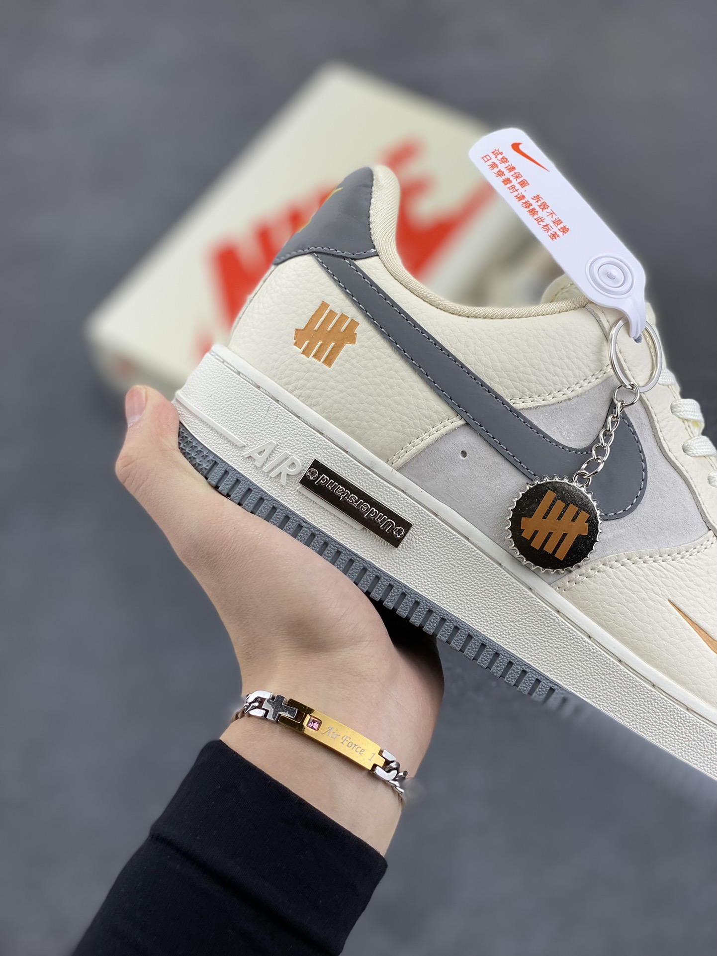 图片[6]-NIke Air Force 1 \’07 Low “UN联名——米灰金属牌”空军一号 低帮 运动鞋 休闲鞋 折边针车 工艺难度大 原楦头原纸板 原装鞋盒 定制五金配件 内置全掌气垫 原厂鞋底 货号：DF0188-023 尺码：36 36.5 37.5 38 38.5 39 40 40.5 41 42 42.5 43 44 44.5 45-选品中心