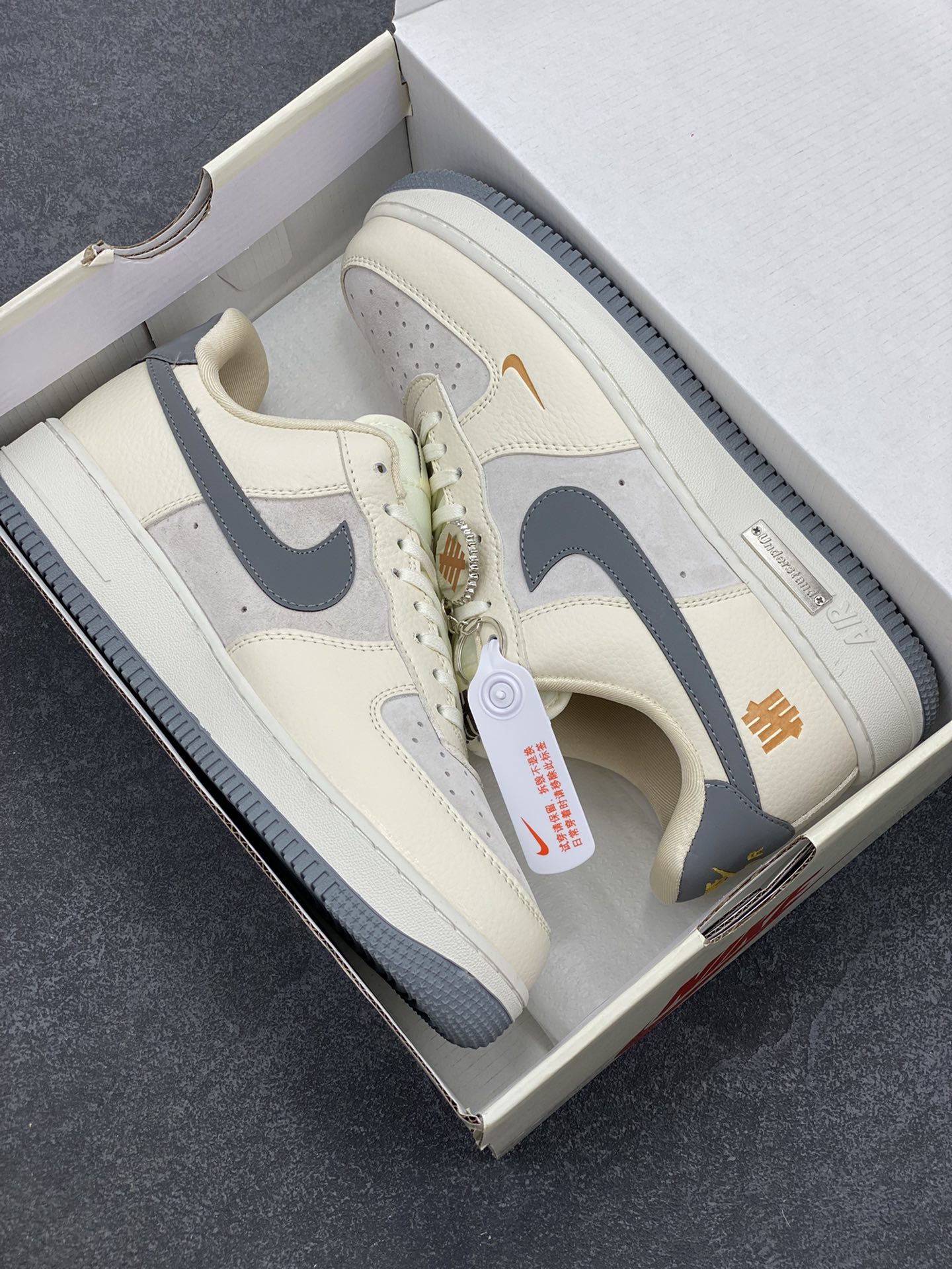 图片[9]-NIke Air Force 1 \’07 Low “UN联名——米灰金属牌”空军一号 低帮 运动鞋 休闲鞋 折边针车 工艺难度大 原楦头原纸板 原装鞋盒 定制五金配件 内置全掌气垫 原厂鞋底 货号：DF0188-023 尺码：36 36.5 37.5 38 38.5 39 40 40.5 41 42 42.5 43 44 44.5 45-选品中心