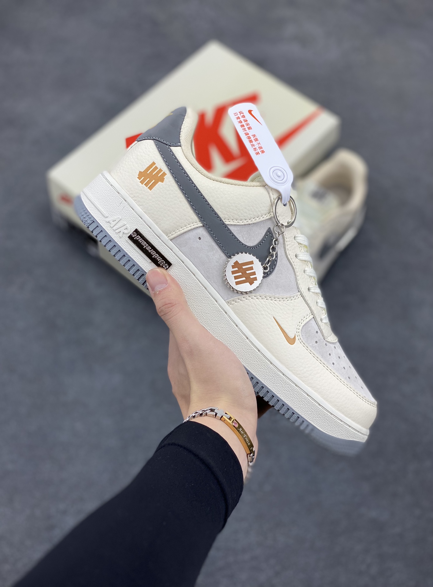 NIke Air Force 1 \’07 Low “UN联名——米灰金属牌”空军一号 低帮 运动鞋 休闲鞋 折边针车 工艺难度大 原楦头原纸板 原装鞋盒 定制五金配件 内置全掌气垫 原厂鞋底 货号:DF0188-023 尺码:36 36.5 37.5 38 38.5 39 40 40.5 41 42 42.5 43 44 44.5 45-选品中心