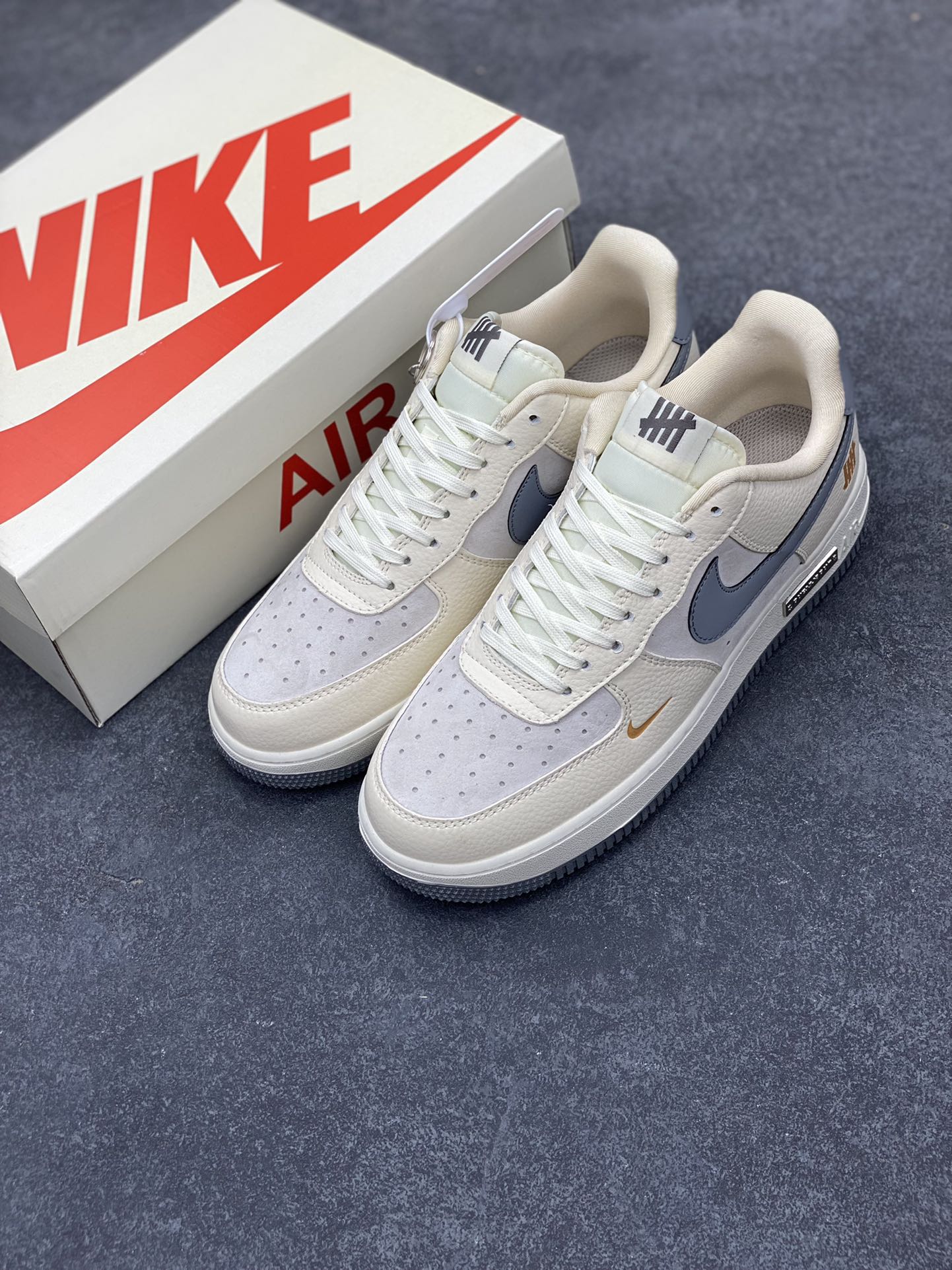 图片[8]-NIke Air Force 1 \’07 Low “UN联名——米灰金属牌”空军一号 低帮 运动鞋 休闲鞋 折边针车 工艺难度大 原楦头原纸板 原装鞋盒 定制五金配件 内置全掌气垫 原厂鞋底 货号：DF0188-023 尺码：36 36.5 37.5 38 38.5 39 40 40.5 41 42 42.5 43 44 44.5 45-选品中心