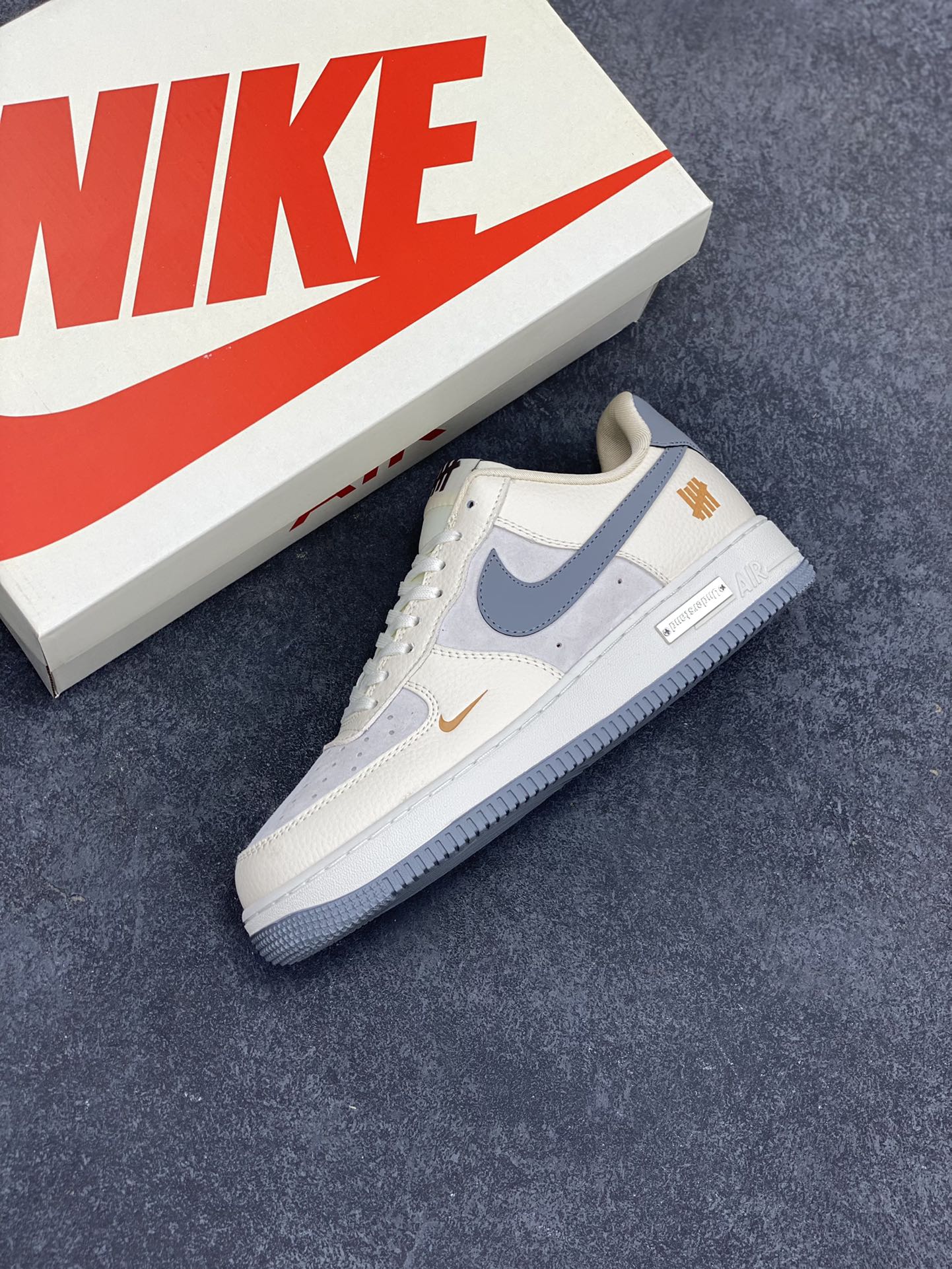 图片[7]-NIke Air Force 1 \’07 Low “UN联名——米灰金属牌”空军一号 低帮 运动鞋 休闲鞋 折边针车 工艺难度大 原楦头原纸板 原装鞋盒 定制五金配件 内置全掌气垫 原厂鞋底 货号：DF0188-023 尺码：36 36.5 37.5 38 38.5 39 40 40.5 41 42 42.5 43 44 44.5 45-选品中心