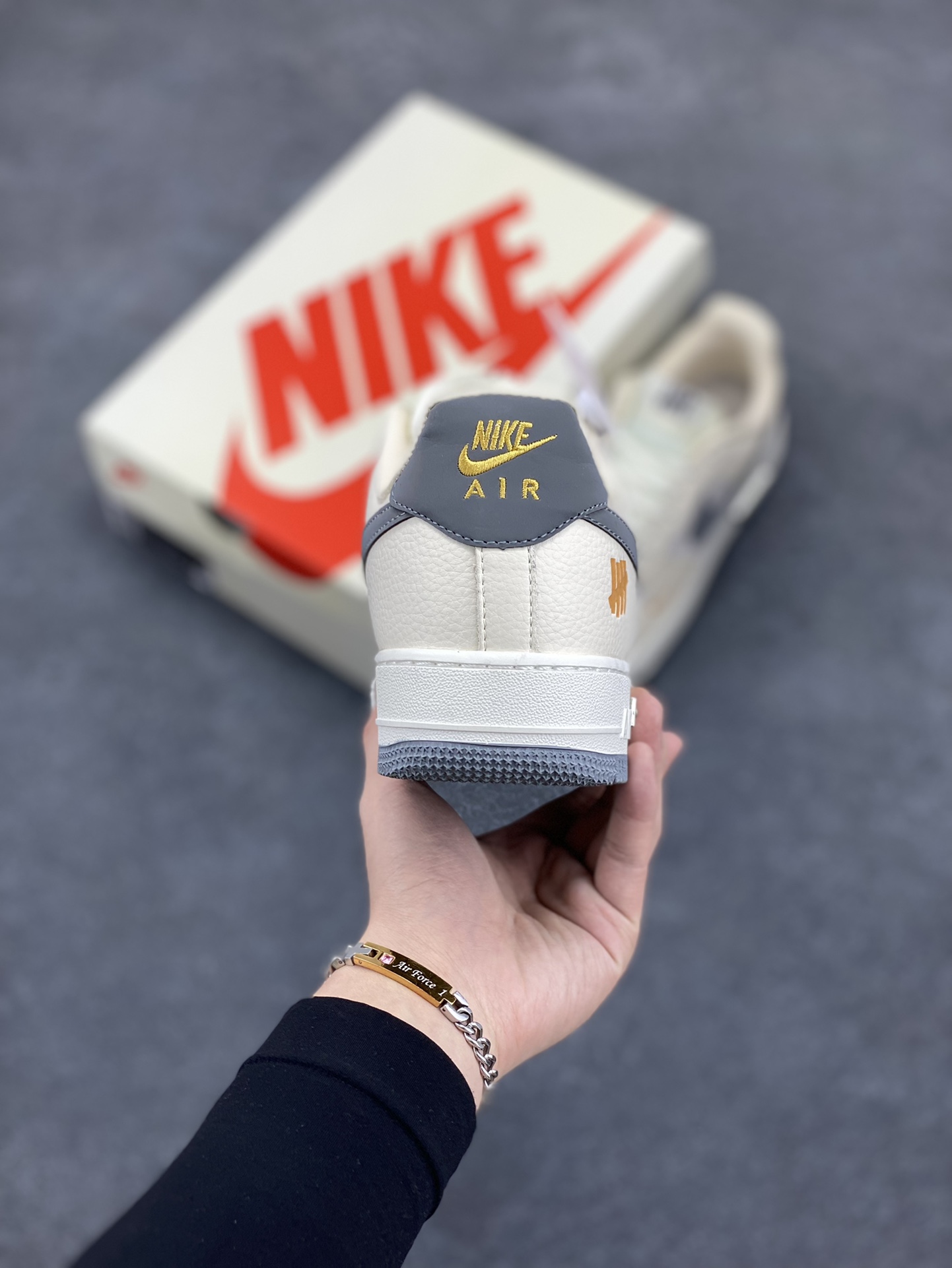 图片[4]-NIke Air Force 1 \’07 Low “UN联名——米灰金属牌”空军一号 低帮 运动鞋 休闲鞋 折边针车 工艺难度大 原楦头原纸板 原装鞋盒 定制五金配件 内置全掌气垫 原厂鞋底 货号：DF0188-023 尺码：36 36.5 37.5 38 38.5 39 40 40.5 41 42 42.5 43 44 44.5 45-选品中心