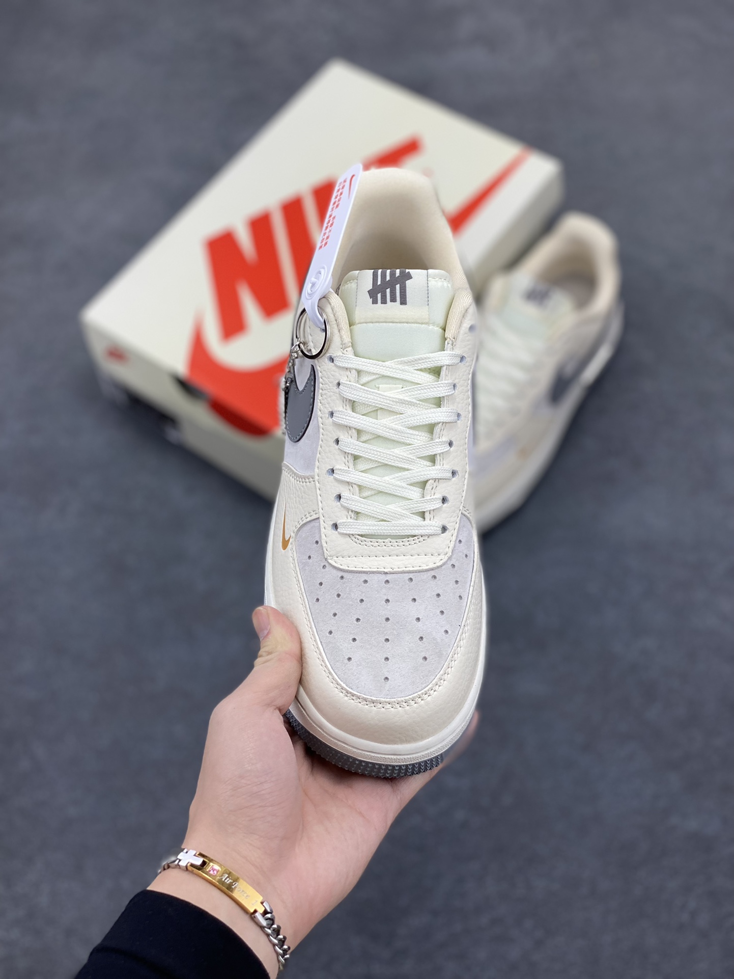 图片[2]-NIke Air Force 1 \’07 Low “UN联名——米灰金属牌”空军一号 低帮 运动鞋 休闲鞋 折边针车 工艺难度大 原楦头原纸板 原装鞋盒 定制五金配件 内置全掌气垫 原厂鞋底 货号：DF0188-023 尺码：36 36.5 37.5 38 38.5 39 40 40.5 41 42 42.5 43 44 44.5 45-选品中心