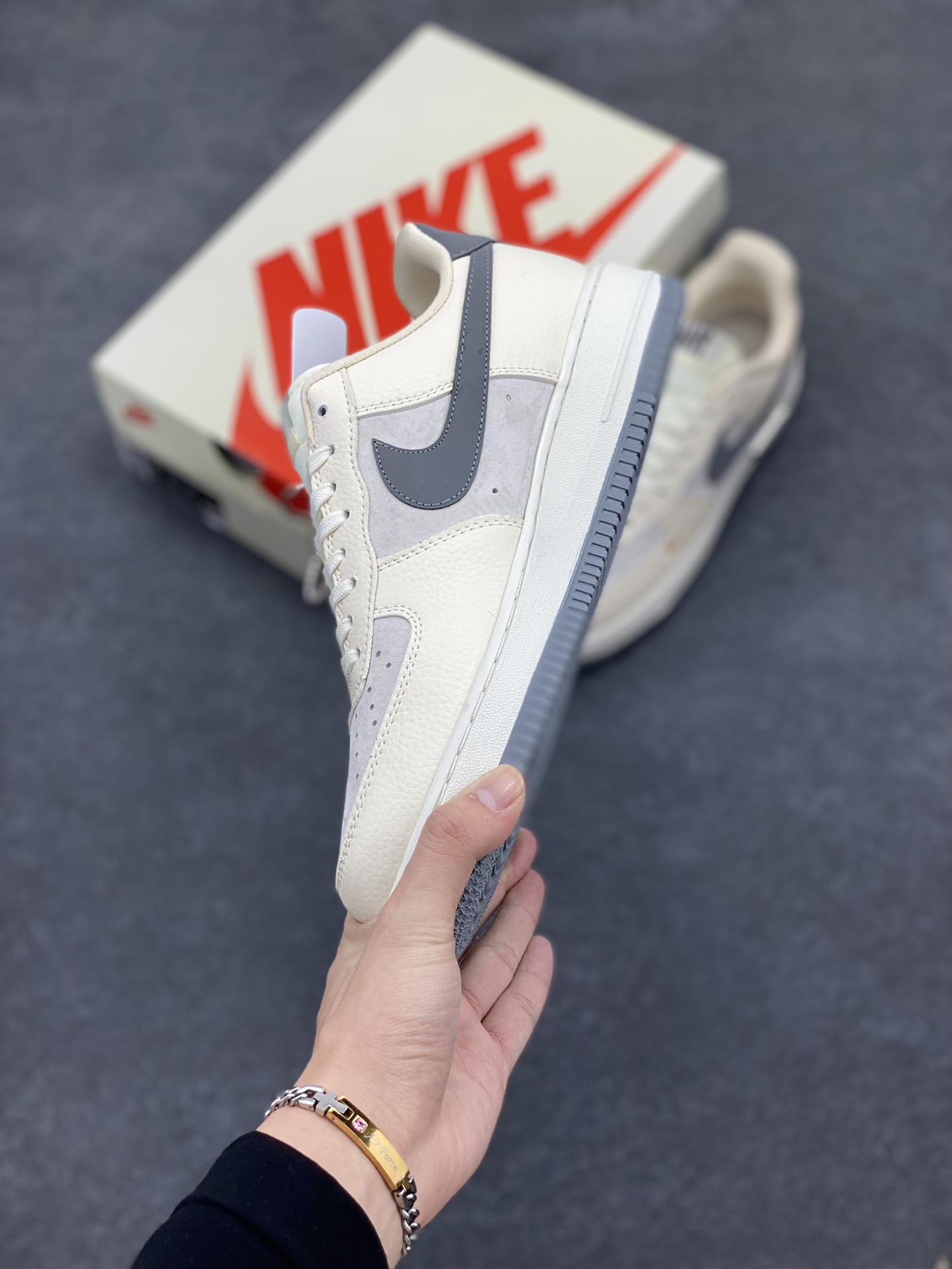 图片[3]-NIke Air Force 1 \’07 Low “UN联名——米灰金属牌”空军一号 低帮 运动鞋 休闲鞋 折边针车 工艺难度大 原楦头原纸板 原装鞋盒 定制五金配件 内置全掌气垫 原厂鞋底 货号：DF0188-023 尺码：36 36.5 37.5 38 38.5 39 40 40.5 41 42 42.5 43 44 44.5 45-选品中心