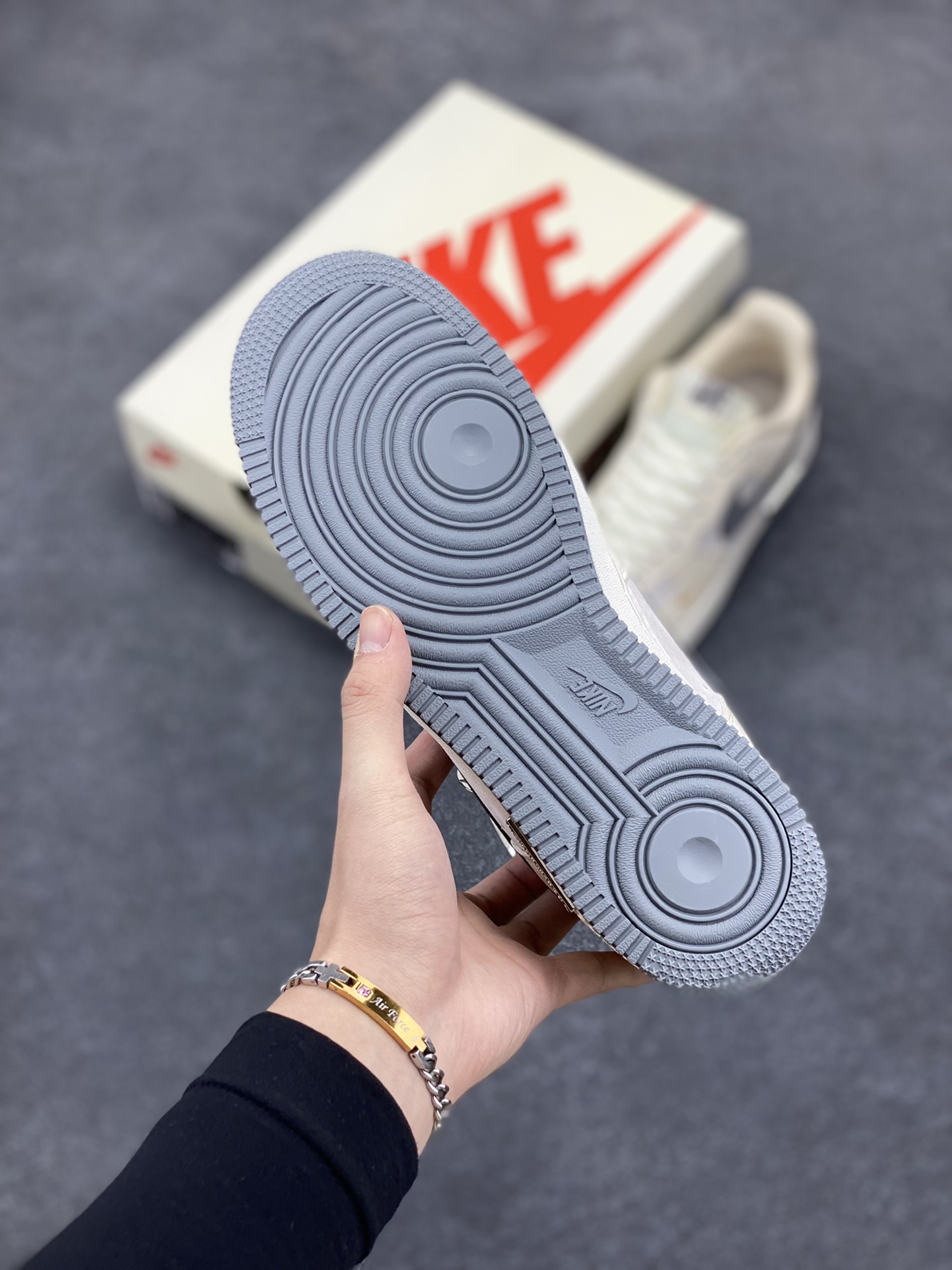 图片[5]-NIke Air Force 1 \’07 Low “UN联名——米灰金属牌”空军一号 低帮 运动鞋 休闲鞋 折边针车 工艺难度大 原楦头原纸板 原装鞋盒 定制五金配件 内置全掌气垫 原厂鞋底 货号：DF0188-023 尺码：36 36.5 37.5 38 38.5 39 40 40.5 41 42 42.5 43 44 44.5 45-选品中心