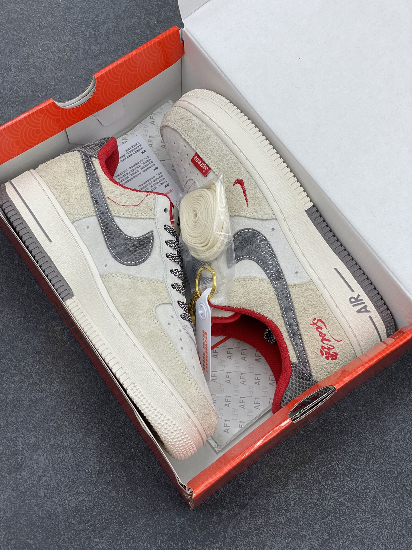 图片[9]-NIke Air Force 1 \’07 Low “Supreme联名–灰勾红小标”空军一号 低帮 运动鞋 休闲鞋 折边针车 工艺难度大 原楦头原纸板 原装鞋盒 定制五金配件 内置全掌气垫 原厂鞋底 货号：CH6336-510 尺码：36 36.5 37.5 38 38.5 39 40 40.5 41 42 42.5 43 44 44.5 45-选品中心