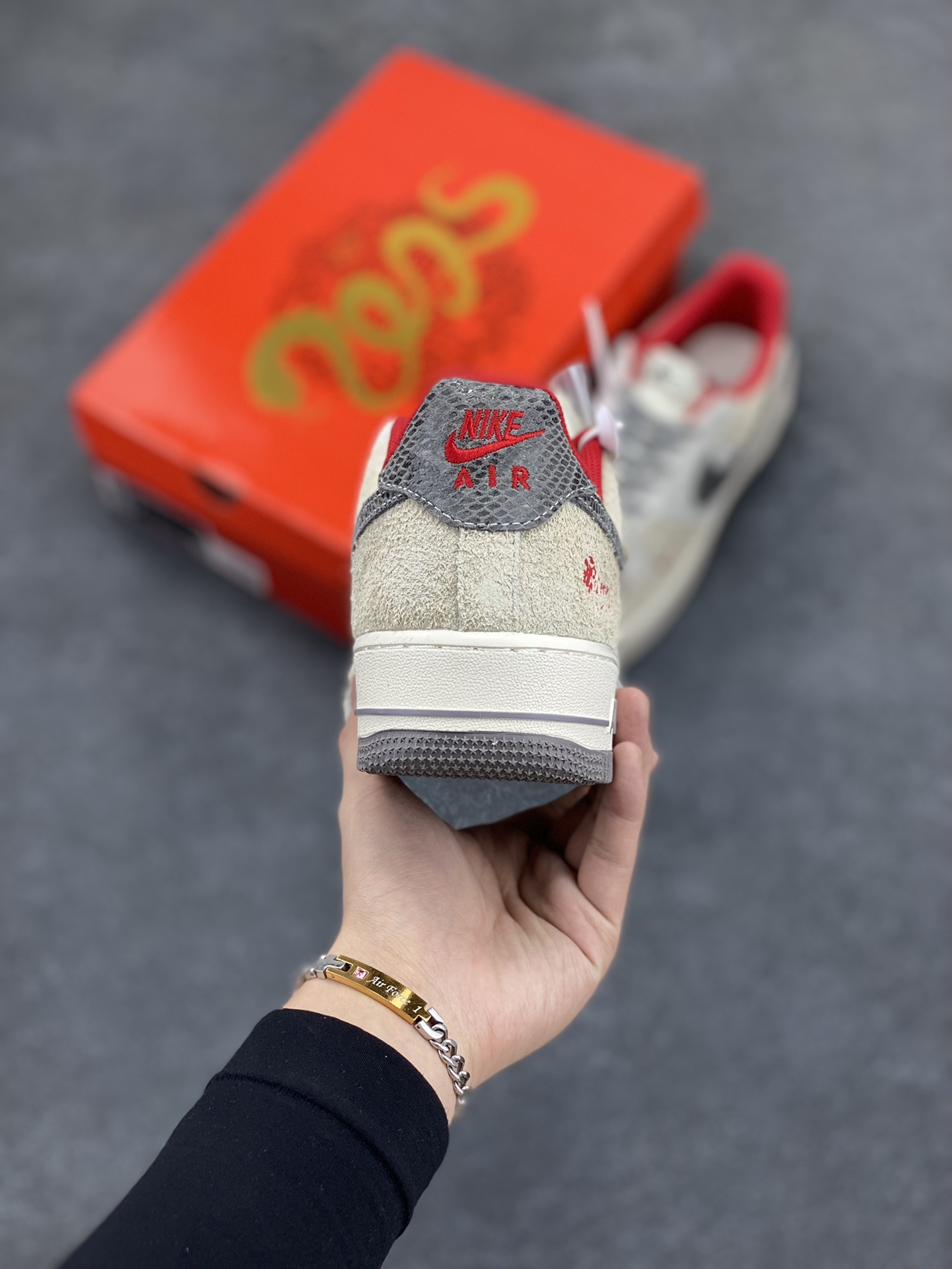 图片[4]-NIke Air Force 1 \’07 Low “Supreme联名–灰勾红小标”空军一号 低帮 运动鞋 休闲鞋 折边针车 工艺难度大 原楦头原纸板 原装鞋盒 定制五金配件 内置全掌气垫 原厂鞋底 货号：CH6336-510 尺码：36 36.5 37.5 38 38.5 39 40 40.5 41 42 42.5 43 44 44.5 45-选品中心