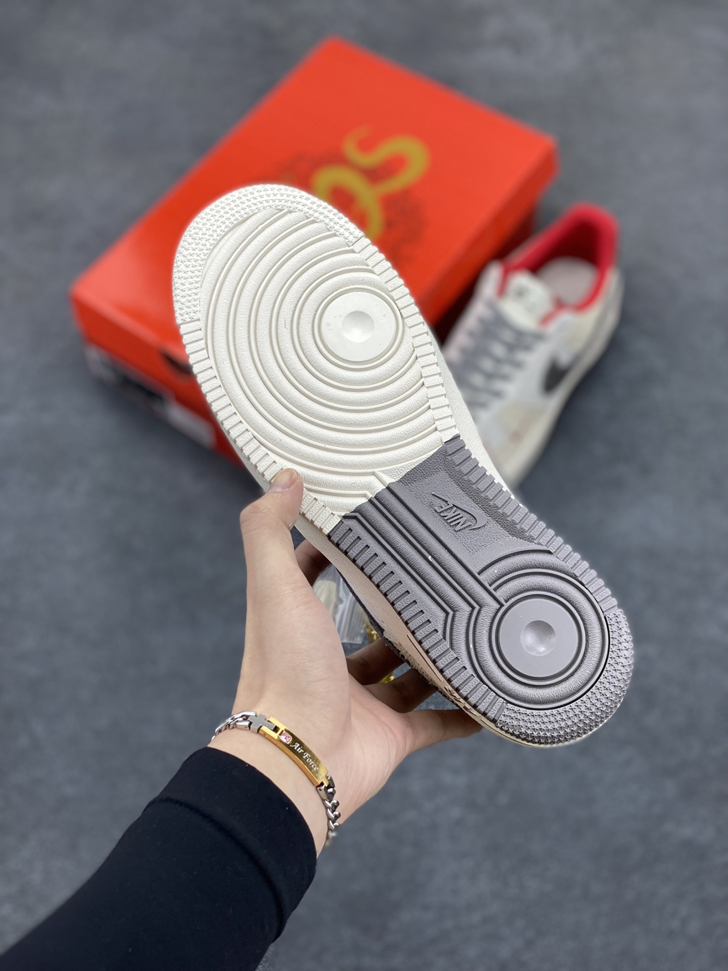 图片[5]-NIke Air Force 1 \’07 Low “Supreme联名–灰勾红小标”空军一号 低帮 运动鞋 休闲鞋 折边针车 工艺难度大 原楦头原纸板 原装鞋盒 定制五金配件 内置全掌气垫 原厂鞋底 货号：CH6336-510 尺码：36 36.5 37.5 38 38.5 39 40 40.5 41 42 42.5 43 44 44.5 45-选品中心